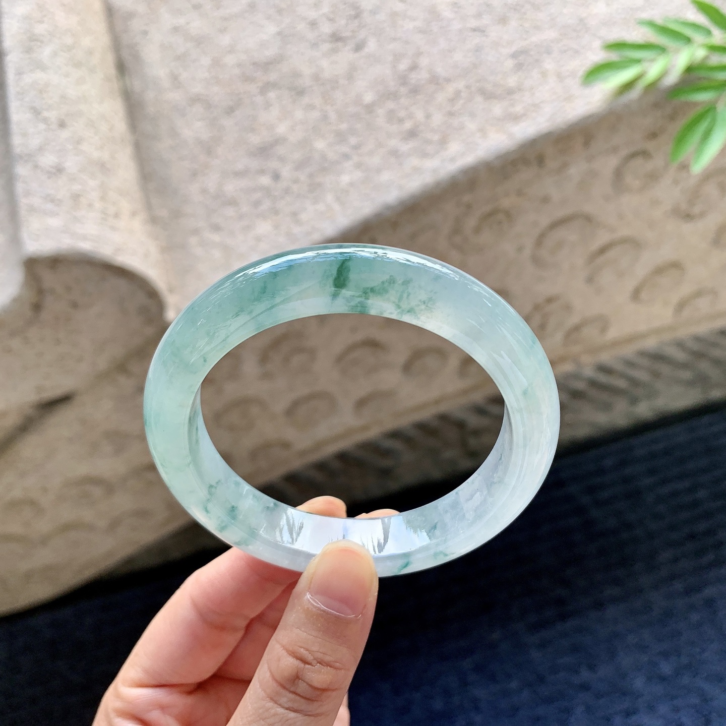 正圈55 56 圈口56.8/12.1/9 编码DZ092929 糯冰飘花，水润，种老，细腻，无裂