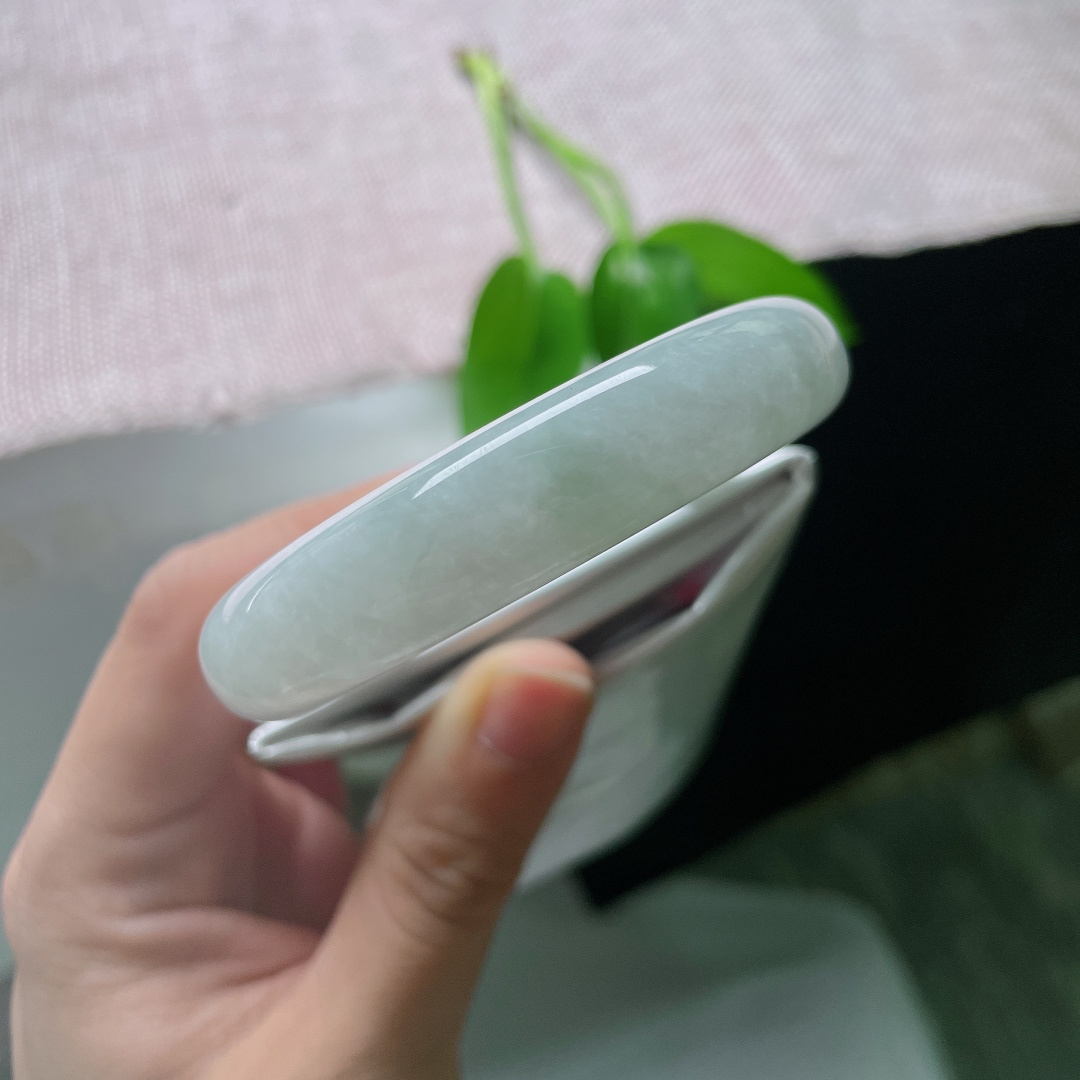 53.9/12.8/7.6，蓝底正圈，一点皮纹，冰润晴底澄澈清和，玉质细腻通透，平安镯温润素雅，演绎温婉恬静东方雅致韵味。ss59593a