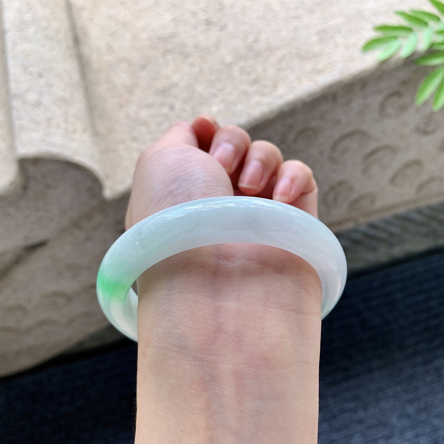 正圈57 58 圈口58.3/12.8/9 编码GL092911 细糯飘绿，水润，种老，细腻，打灯有絮线