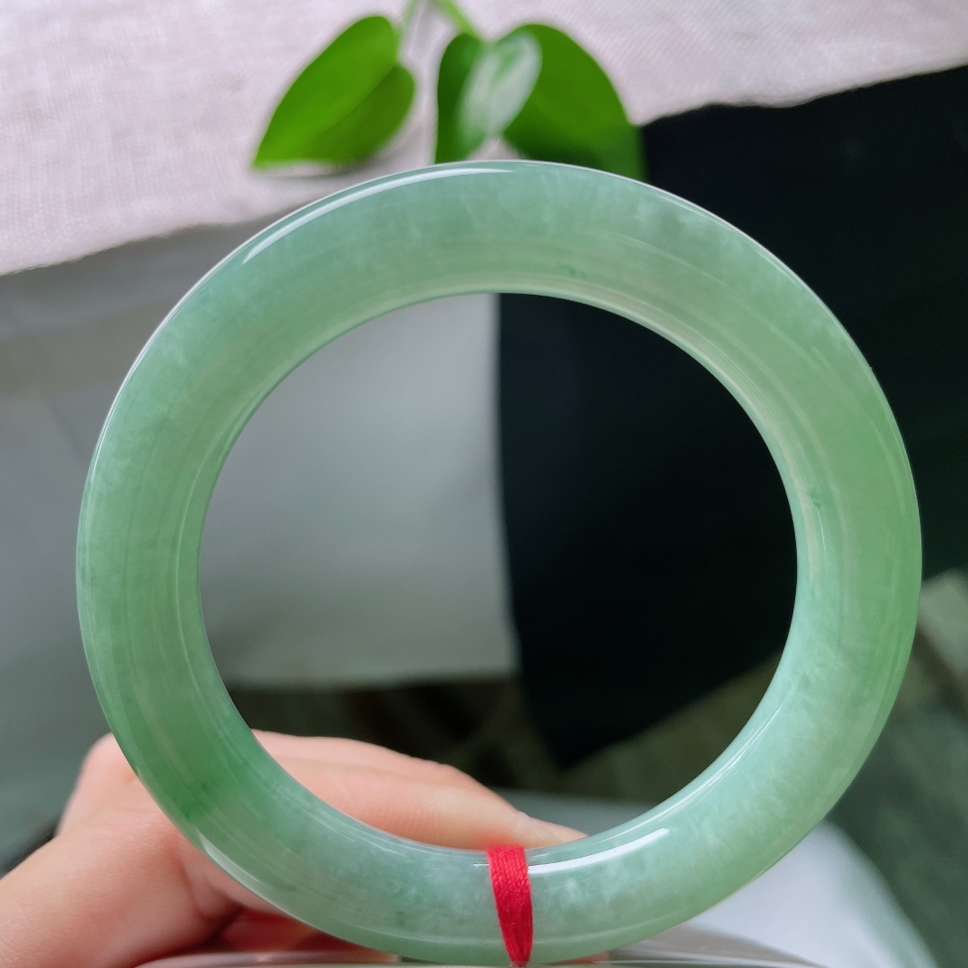 55.9/10.9，绿底圆条，晶体，清润湖绿底色澄澈，灵动飘花悠然散落，圆条浑厚饱满，上手端庄娴静韵味悠长。ss59258a