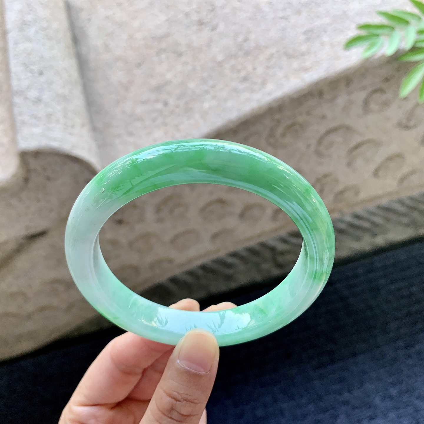 正圈61 62 圈口62.8/13/8.7 编码HJ092902 细糯飘绿，水润，种老，细腻，打灯有纹线