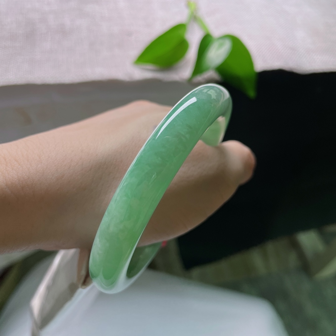 57.5/11，绿底圆条，晶体线，清润湖绿底色澄澈，灵动飘花悠然散落，圆条浑厚饱满，上手端庄娴静韵味悠长。ss59262a