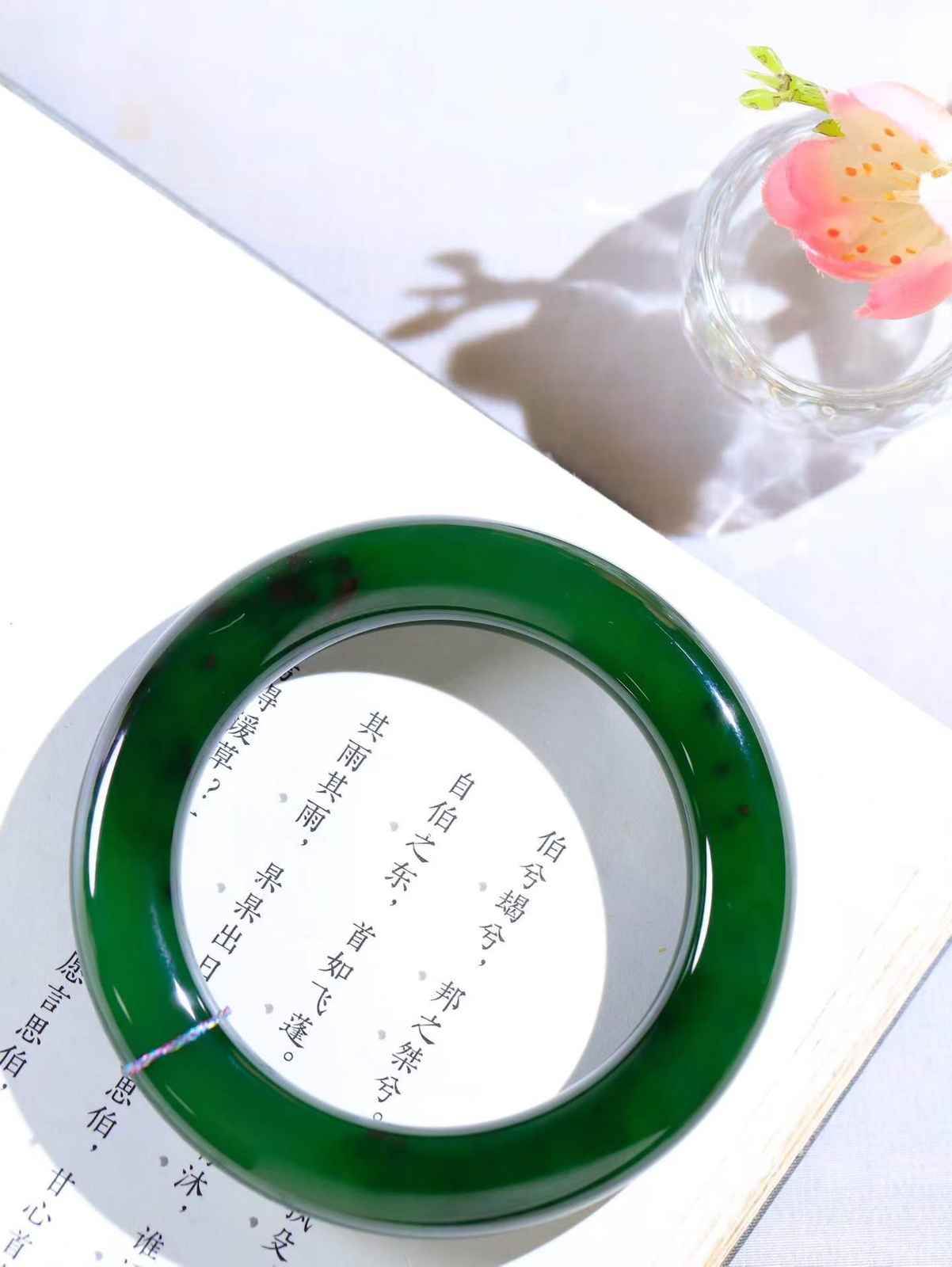 【碧波流转·手镯】

收藏级臻品️和田玉碧玉圆条手镯，玉质极其细腻温润，手感舒适，️线条流畅，简约大气，美自天成，佩戴于腕间，婉约之美，举手投足间透出那份低调奢华，醉人心扉。
重81.94克 内径圈口56.5mm尺寸12-12.6mm  FDA-13902508