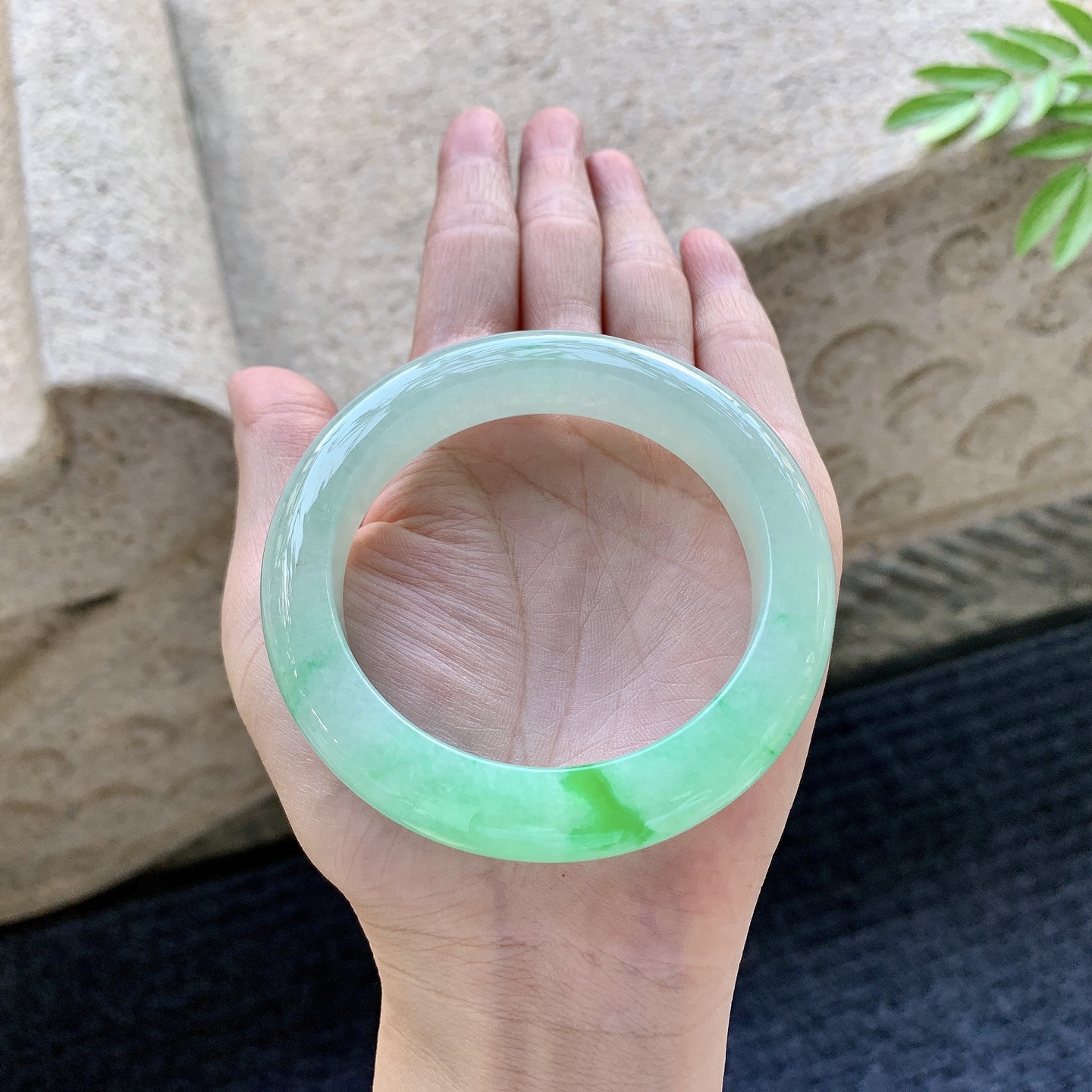 正圈54 55 圈口55.7/12.5/10 编码LZ092941 冰糯阳绿，水润，种老，细腻，打灯