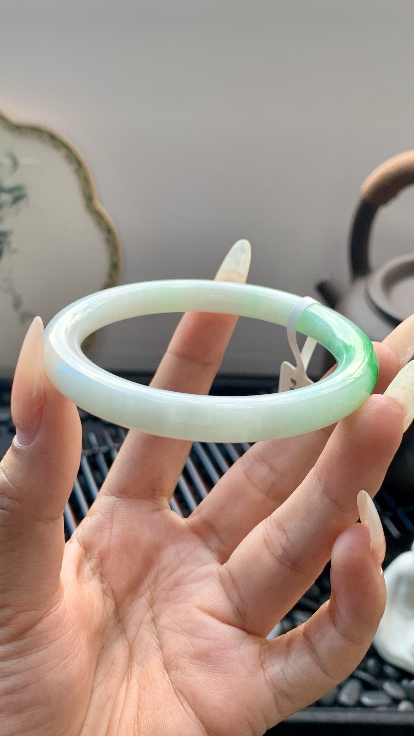 飘绿白底青美人条圆条手镯成品 B6928-8 尺寸：55.5-8-8