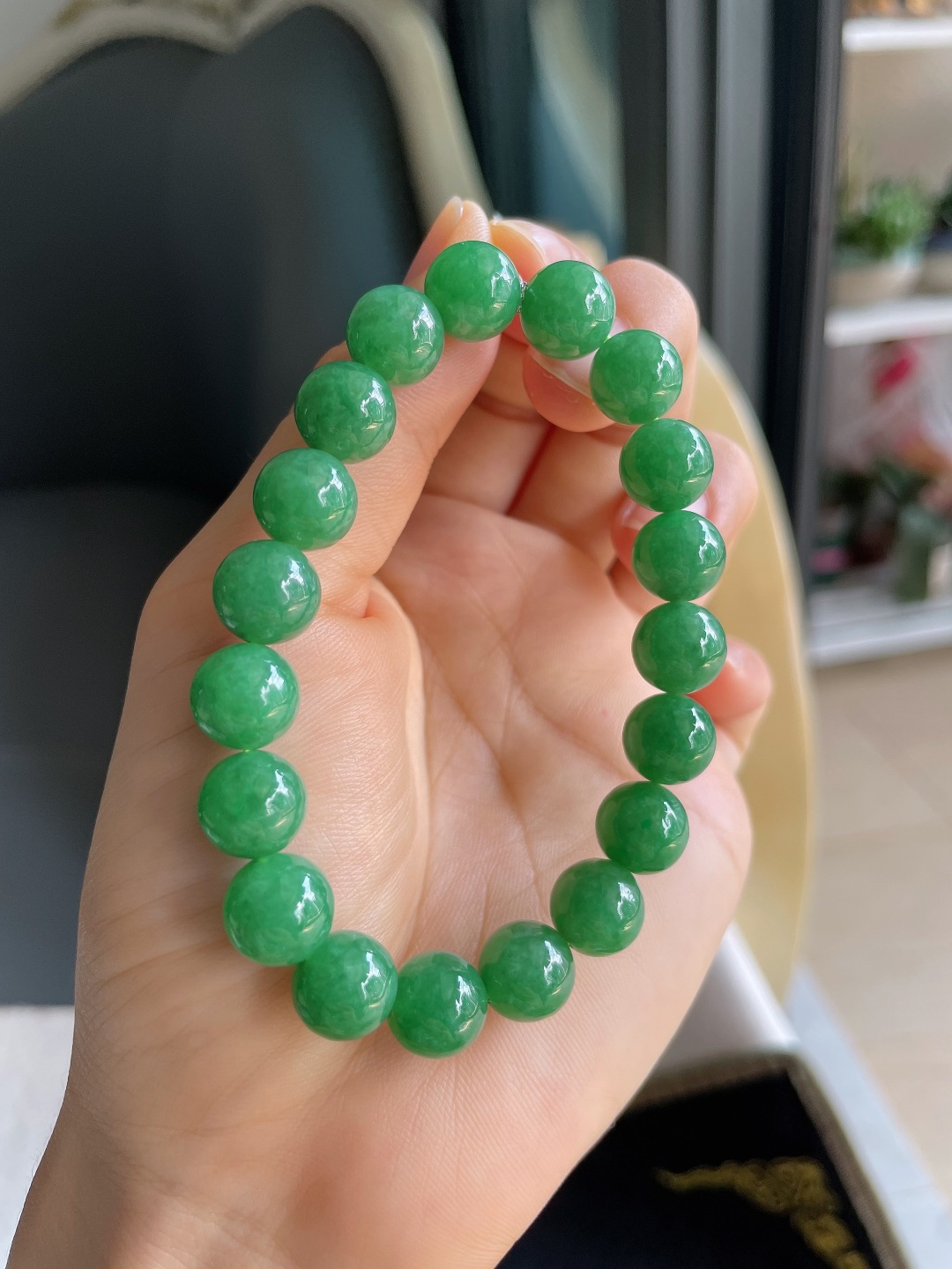 缅甸天然翡翠A货，冰满绿手串，尺寸：10mm。【编4770】