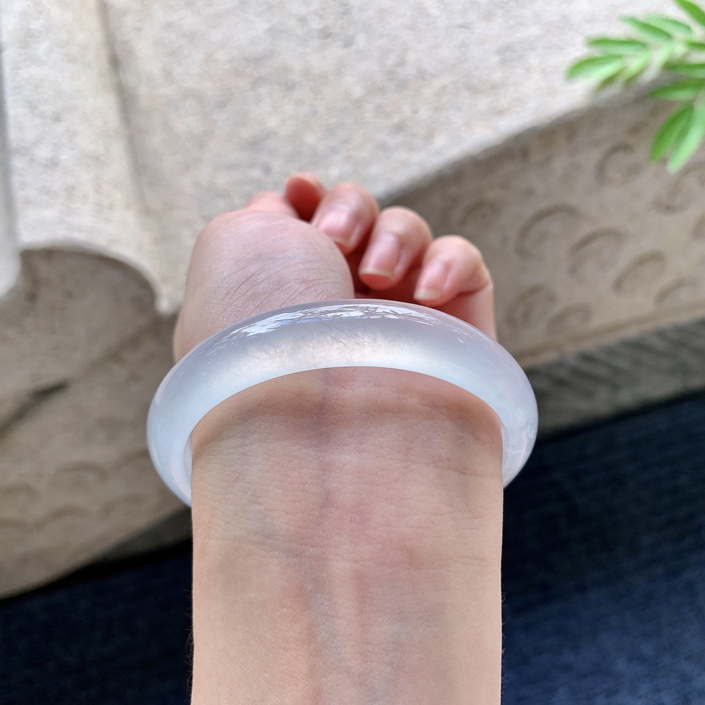 贵妃54 55 圈口55.3/48.5/11.8/7.1 编码GJ092935 白冰，起光，清透，水润，种老，细腻，打灯有棉线
