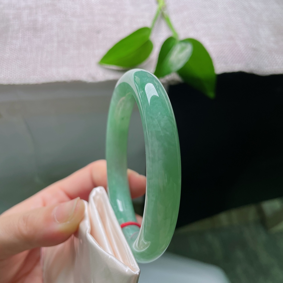 57.5/11，绿底圆条，晶体线，清润湖绿底色澄澈，灵动飘花悠然散落，圆条浑厚饱满，上手端庄娴静韵味悠长。ss59262a