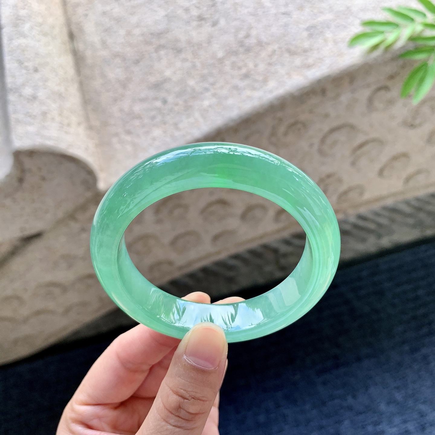 正圈53 54 圈口54.3/13.6/8.7 编码TT092942 冰糯满绿，水润，种老，细腻，打灯有絮线