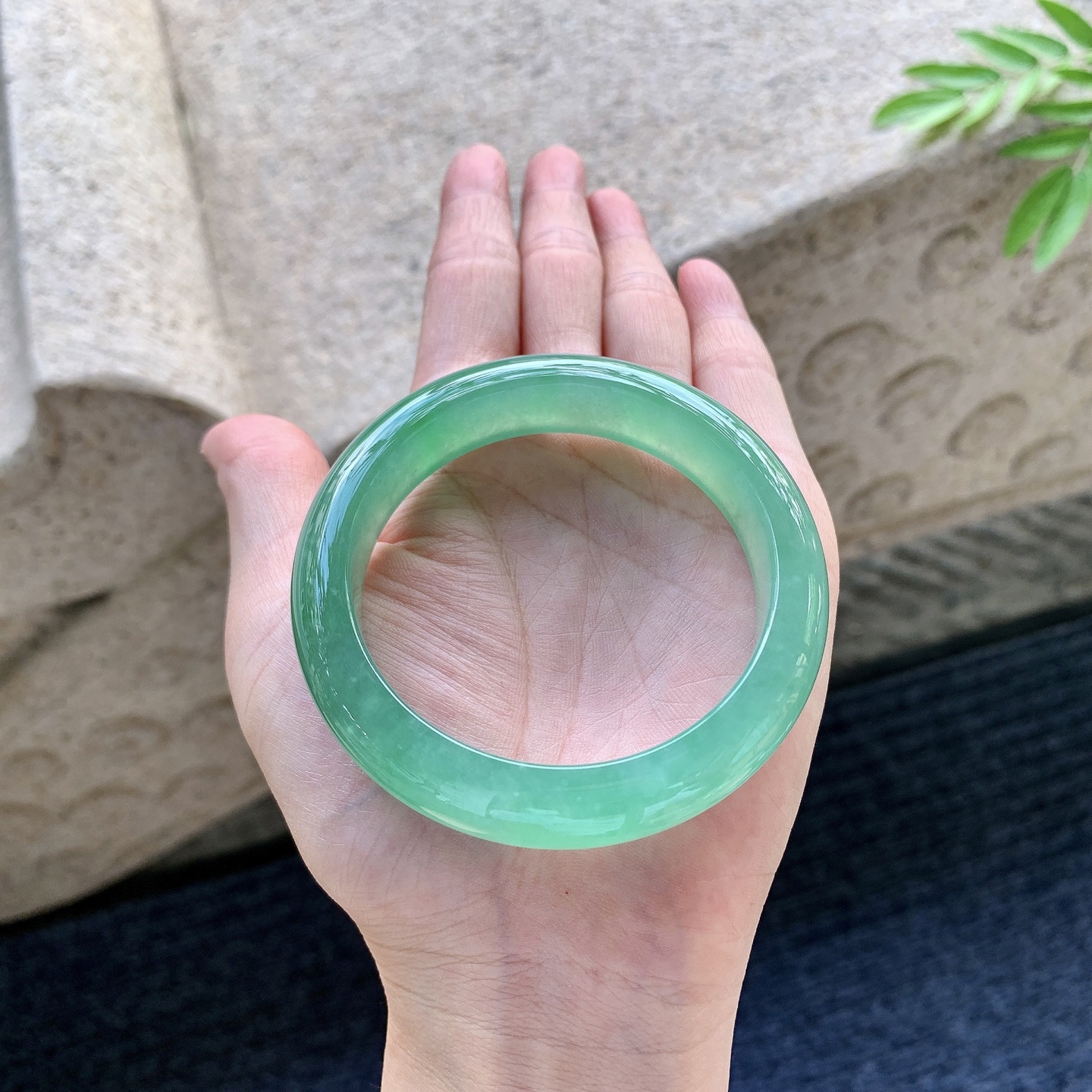 正圈53 54 圈口54.3/13.6/8.7 编码TT092942 冰糯满绿，水润，种老，细腻，打灯有絮线