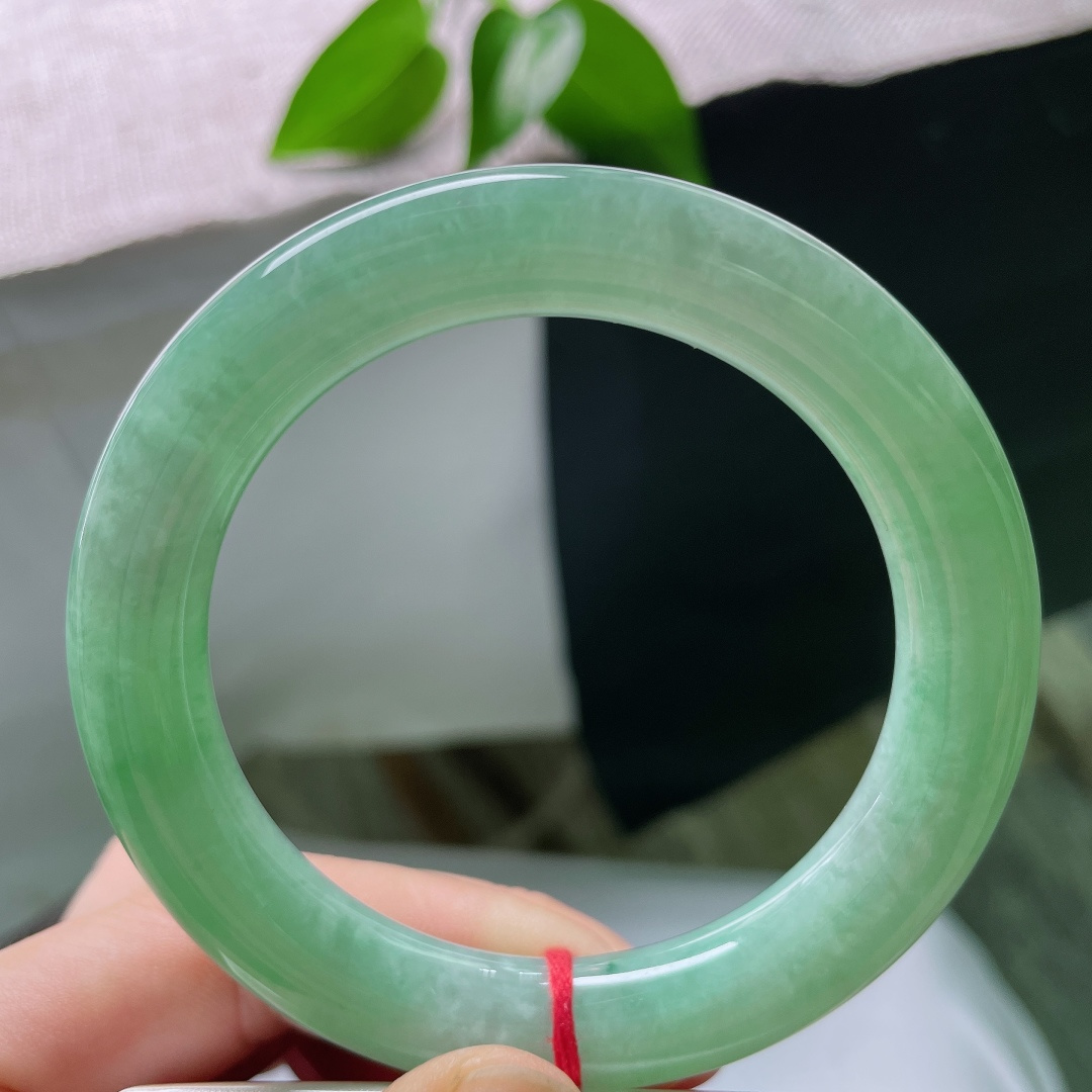 57.5/11，绿底圆条，晶体线，清润湖绿底色澄澈，灵动飘花悠然散落，圆条浑厚饱满，上手端庄娴静韵味悠长。ss59262a