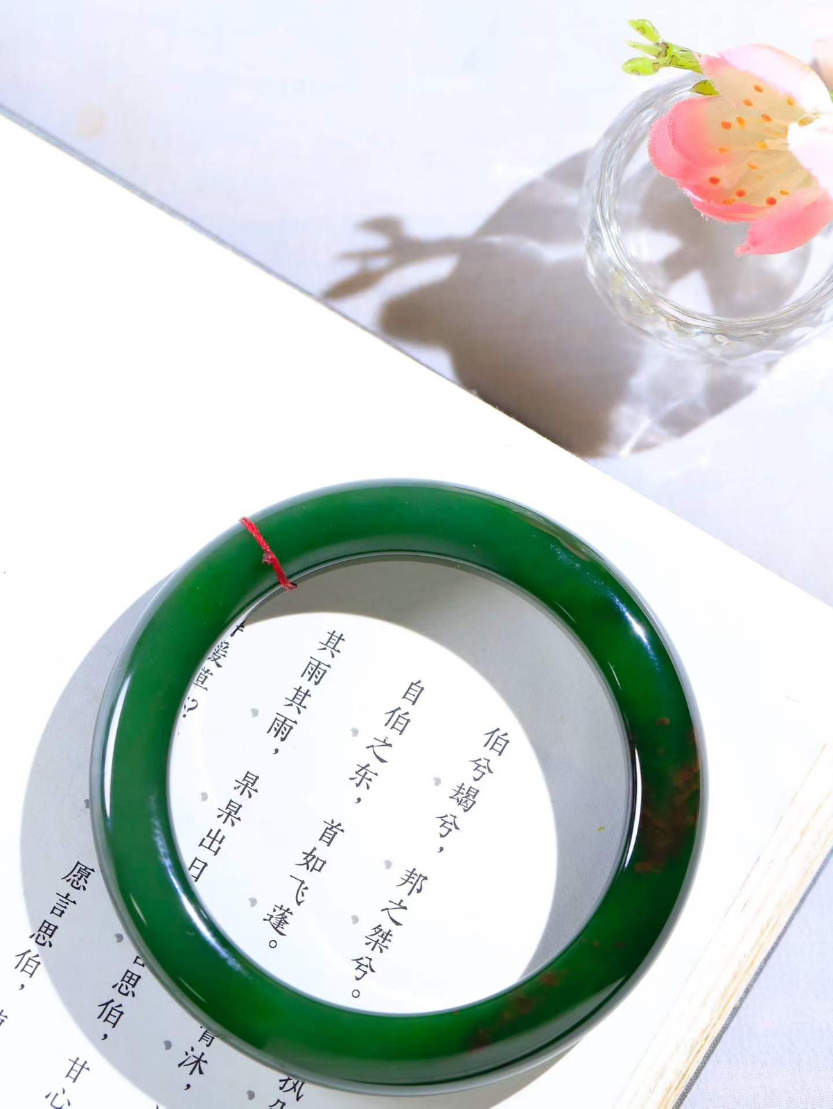 【碧色荡漾·手镯】

精品和田玉碧玉手镯，玉质细腻温润，手感舒适，️线条流畅，简约大气，美自天成，佩戴于腕间，婉约之美，举手投足间透出那份低调奢华，醉人心扉。重62.95克  内径圈口57mm  尺寸11.3-10.3mm  FDA-66902500
