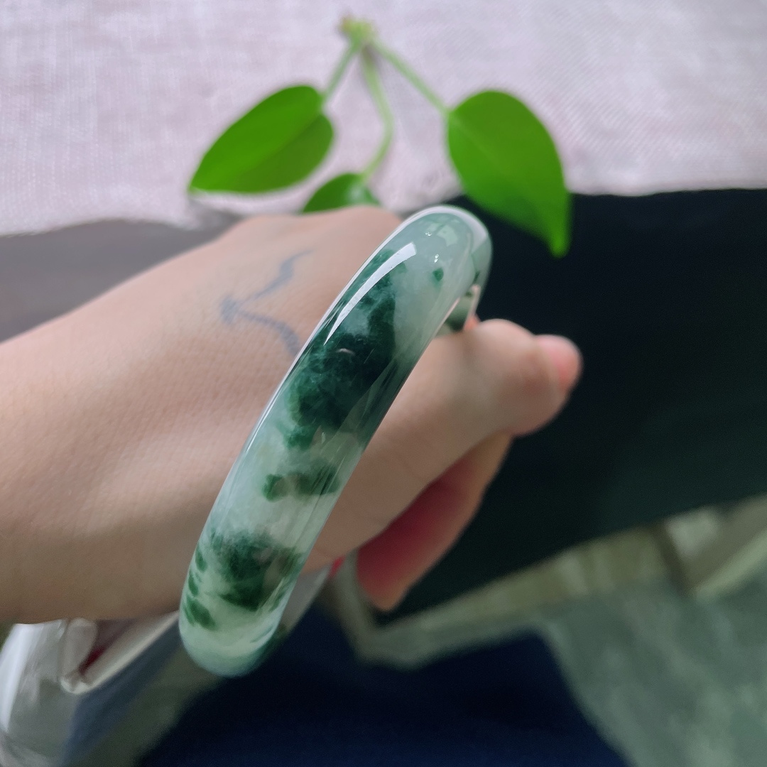 56/12.2/8.8，飘花正圈，一点皮纹，冰飘墨绿花平安镯，冰底清透莹润，浓绿飘花肆意晕染，如墨染山河。ss58857a