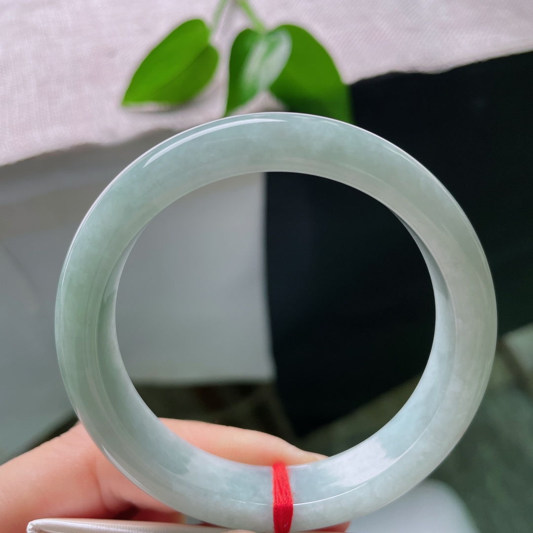 54/12.1/7.7，蓝底正圈，一点皮纹，质地温润内敛，浅晴底色干净清和，端庄镯型，似山间薄雾，自带柔和治愈氛围感。ss59478a