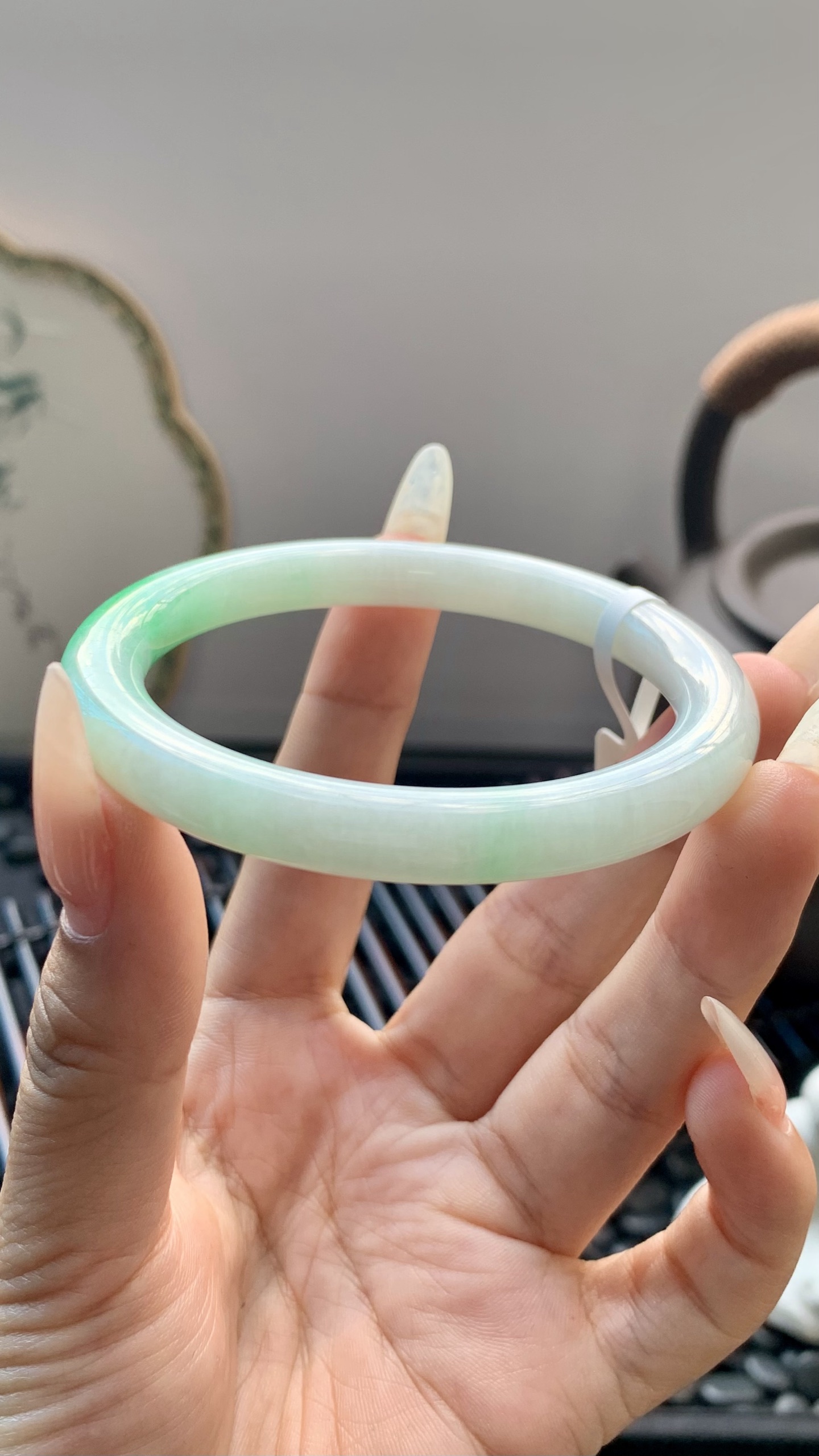飘绿白底青美人条圆条手镯成品 B6928-8 尺寸：55.5-8-8