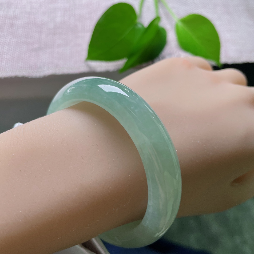 54.6/13/8.3，绿底正圈，一点皮纹，满圈沉静温润的油晴色调，玉质内敛柔和，似幽潭静水，不张扬，自带沉静安然的气韵。ss56994a