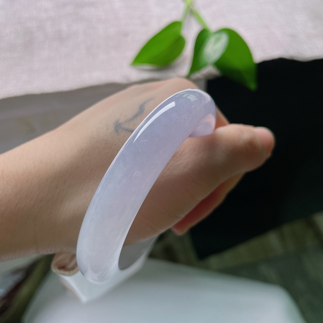 55.3/12.7/8.8，正圈，棉线，淡淡雾紫晕染镯身，玉质细腻冰透，经典正圈端庄大方，自带柔和浪漫东方气韵。ss59814a