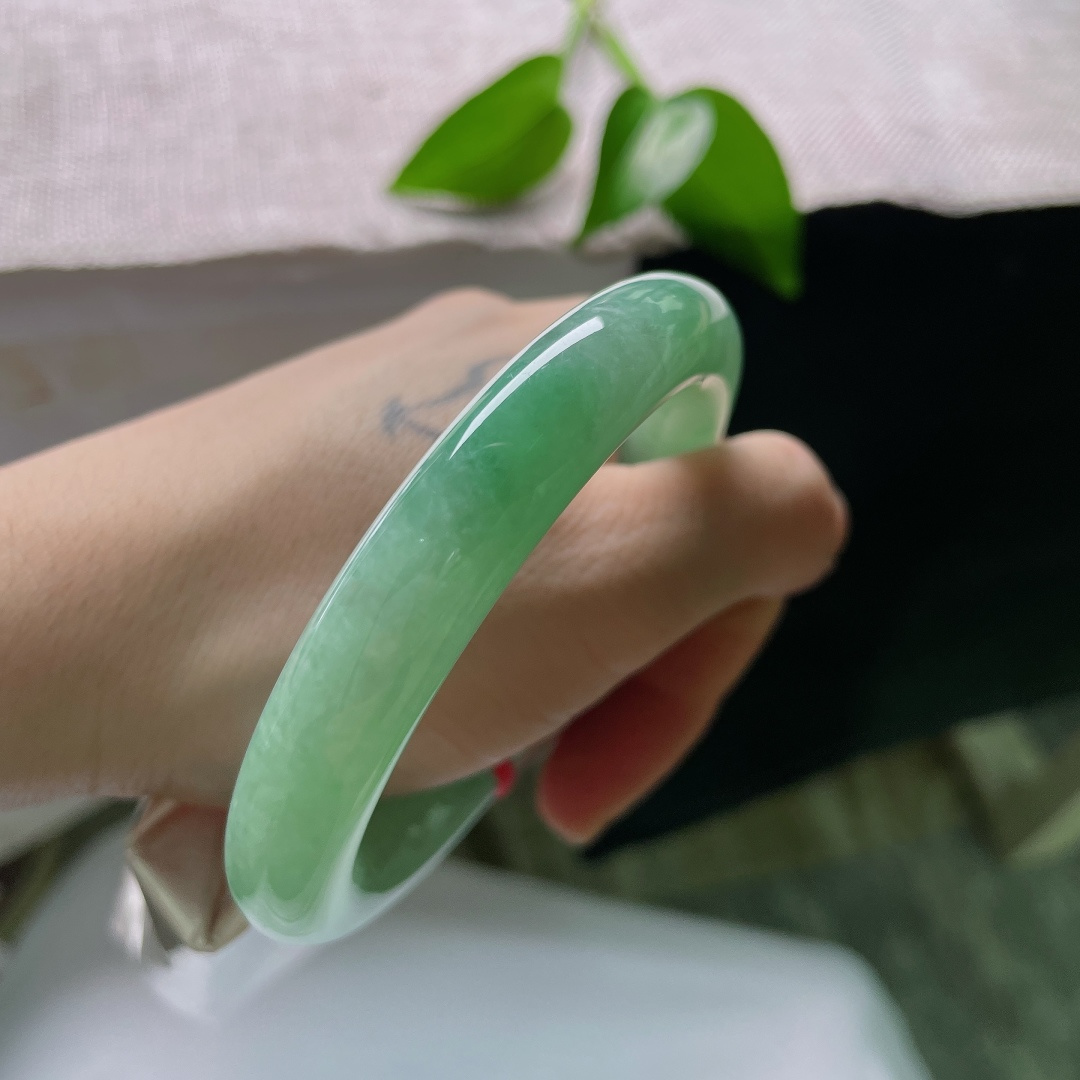 56.6/11.5，绿底圆条，无裂，满圈柔和湖绿色调，玉质细腻莹润，浑厚圆条版型，上手端庄沉静韵味悠长。ss59259a