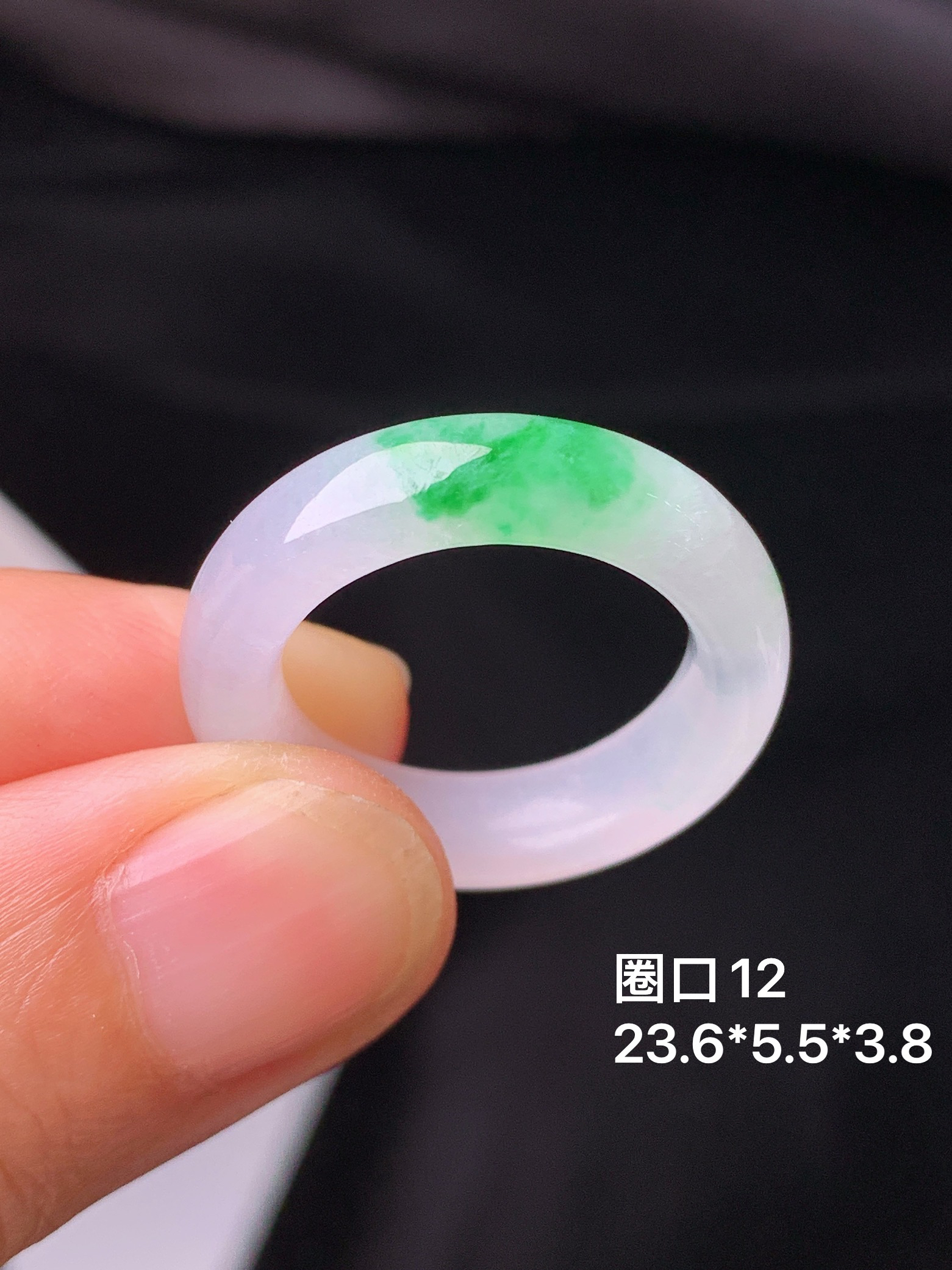 飘绿指环 玉质细腻 色泽艳丽清新 水润亮眼 圈口12 整体尺寸23.6*5.5*3.8 a5
