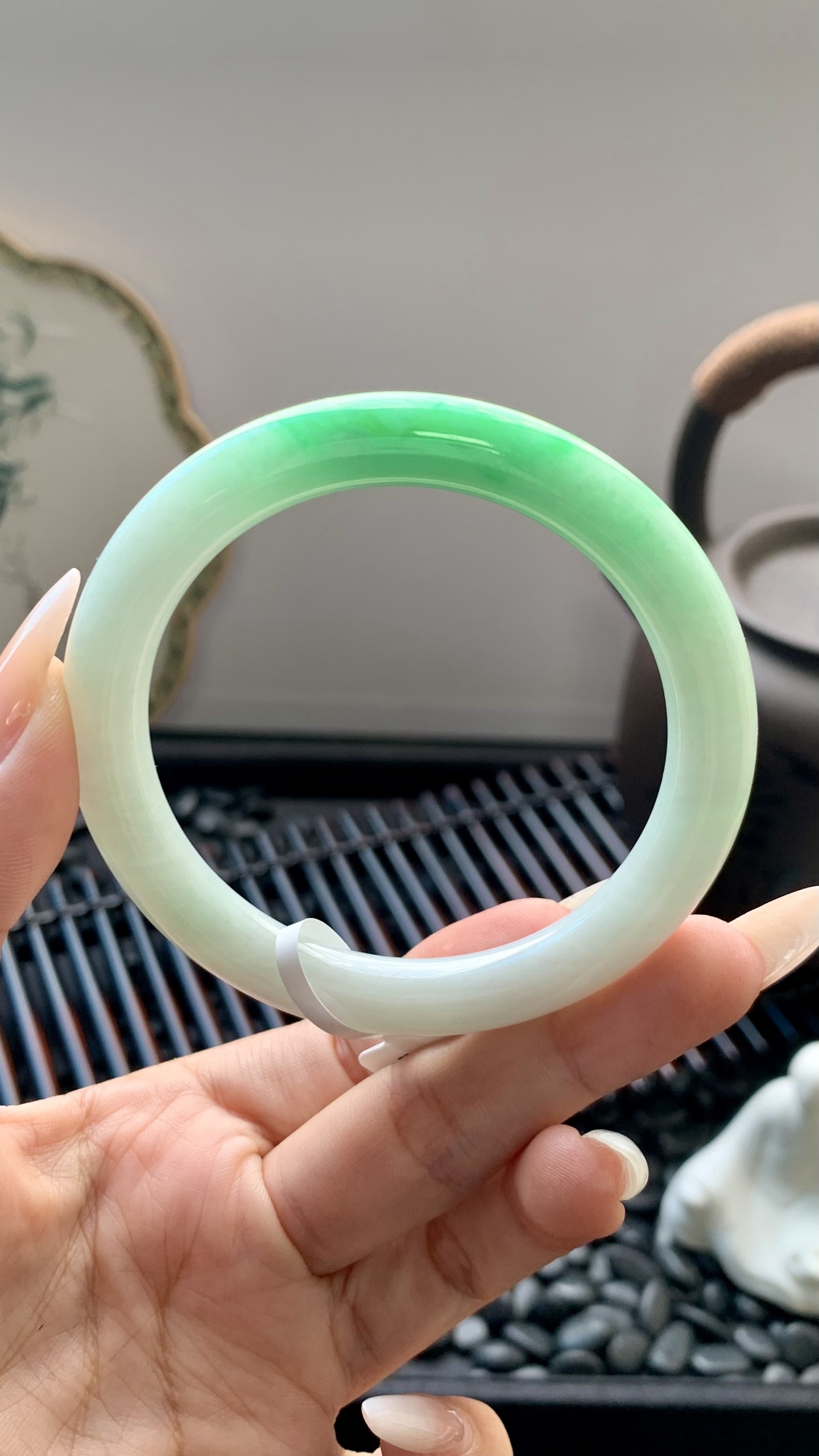 飘绿白底青美人条圆条手镯成品 B6928-3 尺寸：56-8.5-9