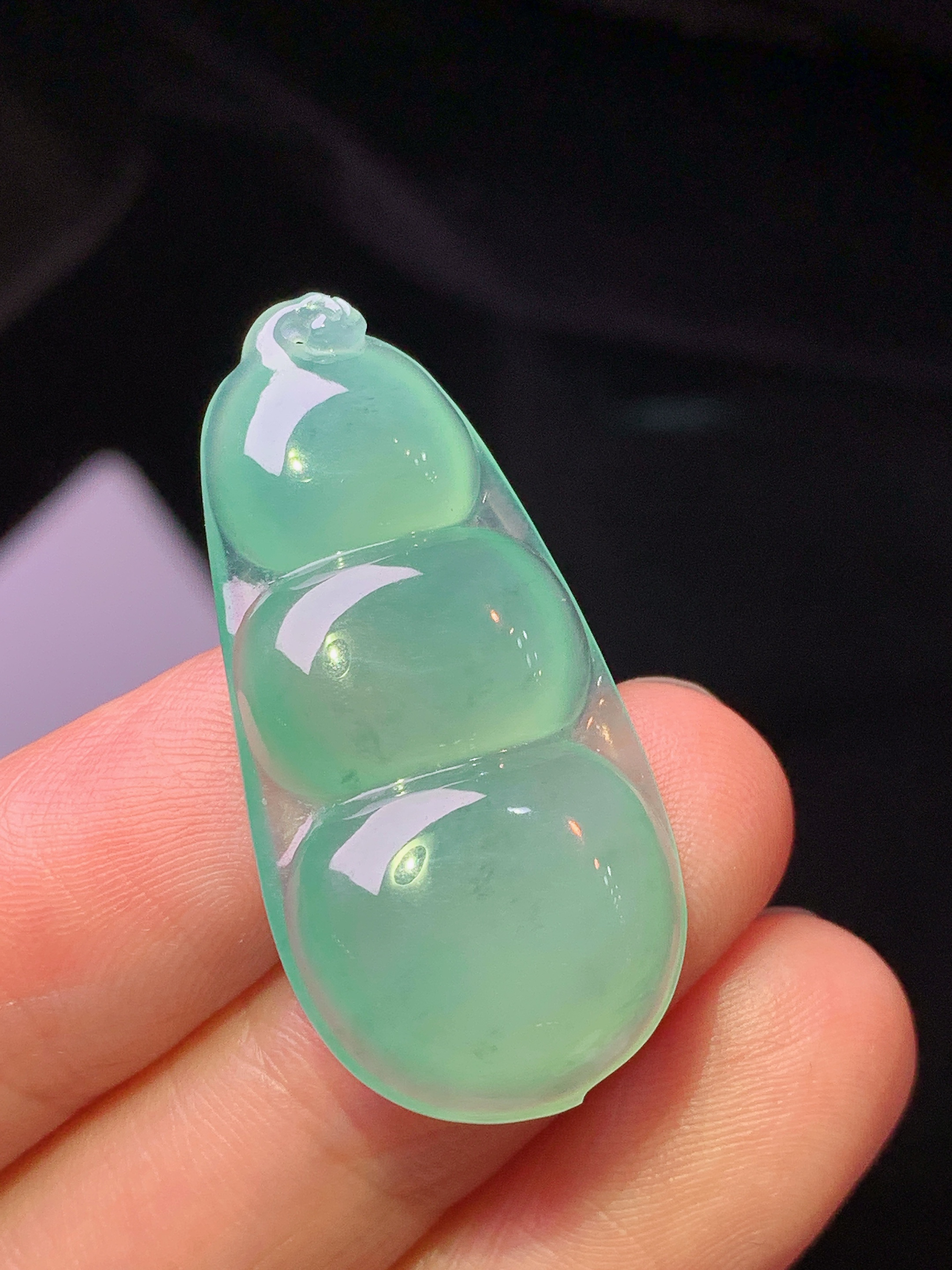 晴绿四季豆吊坠 玉质细腻 色泽艳丽清新 水润亮眼 整体尺寸35.8*17.3*6.2 h3