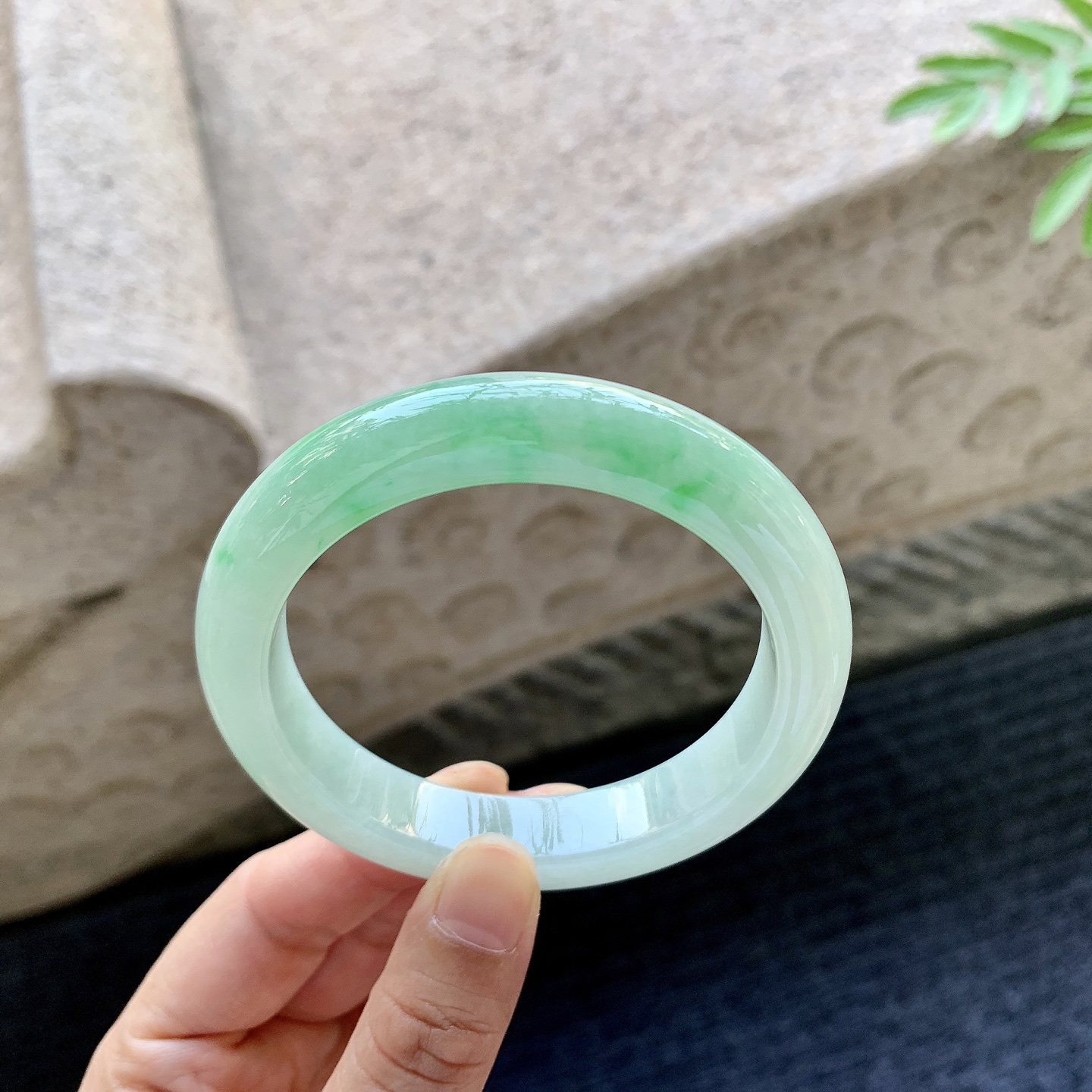正圈56 57 圈口57.5/12/9.2 编码GL092903 细糯飘绿，水润，种老，细腻，有纹线