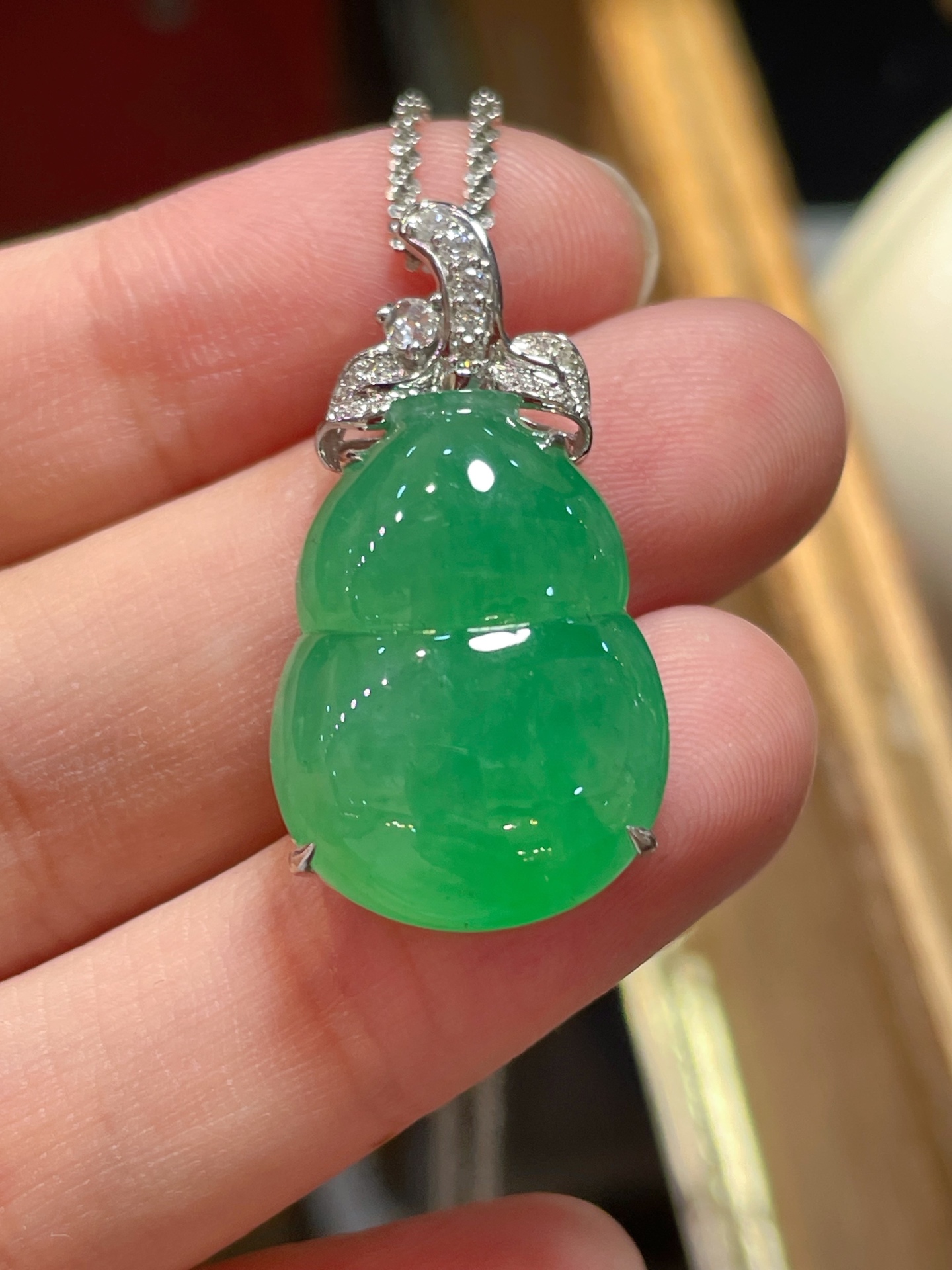 ️ 性比高 阳绿翡翠葫芦吊坠 满色，料子水润通透，种老起光。 18k金镶嵌，非常时尚好看，22.4-16.4-5