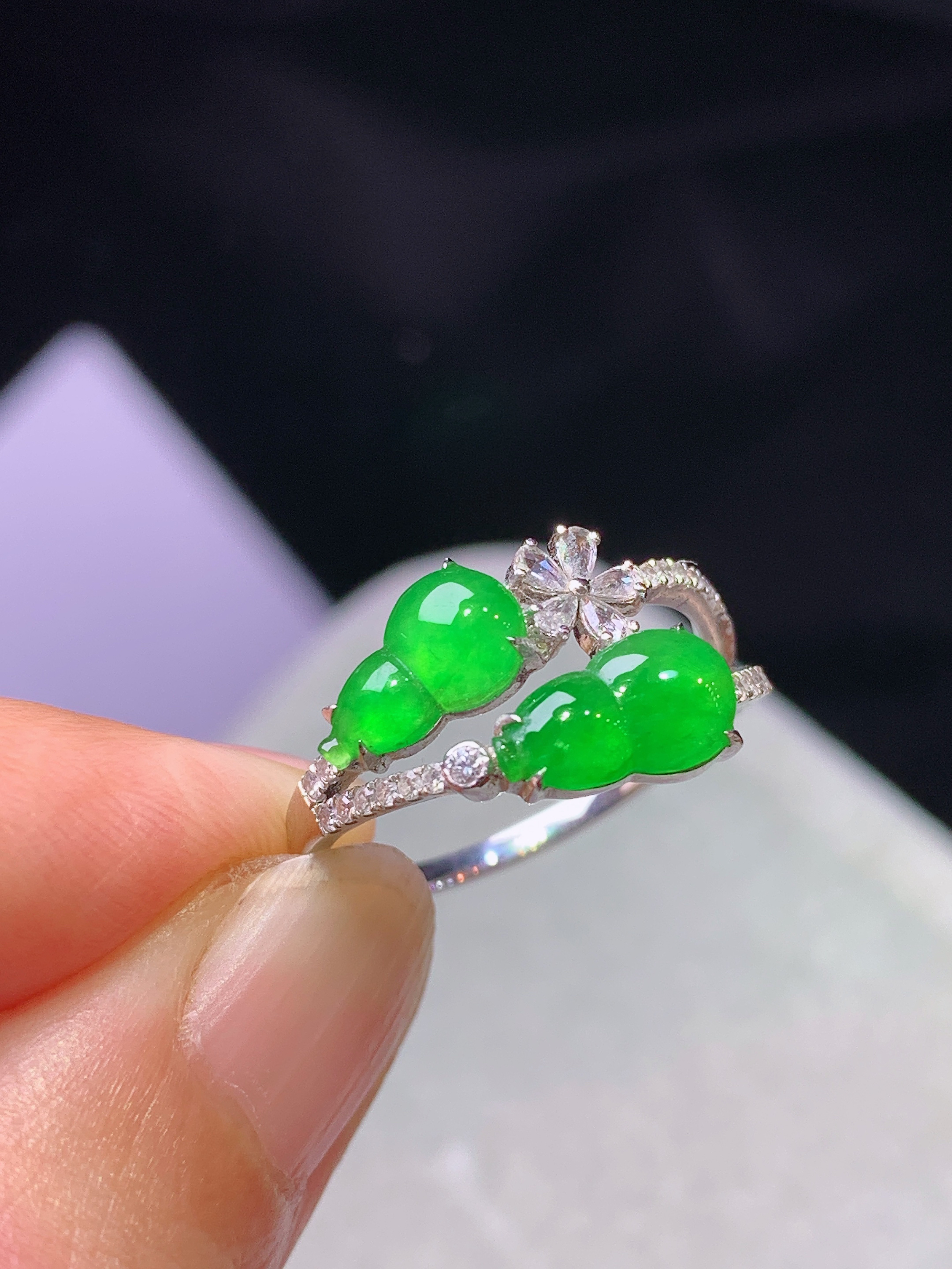 18k金钻镶嵌阳绿葫芦戒指 玉质细腻 色泽艳丽清新 水润亮眼 圈口14 整体尺寸8.8*5*2 e2