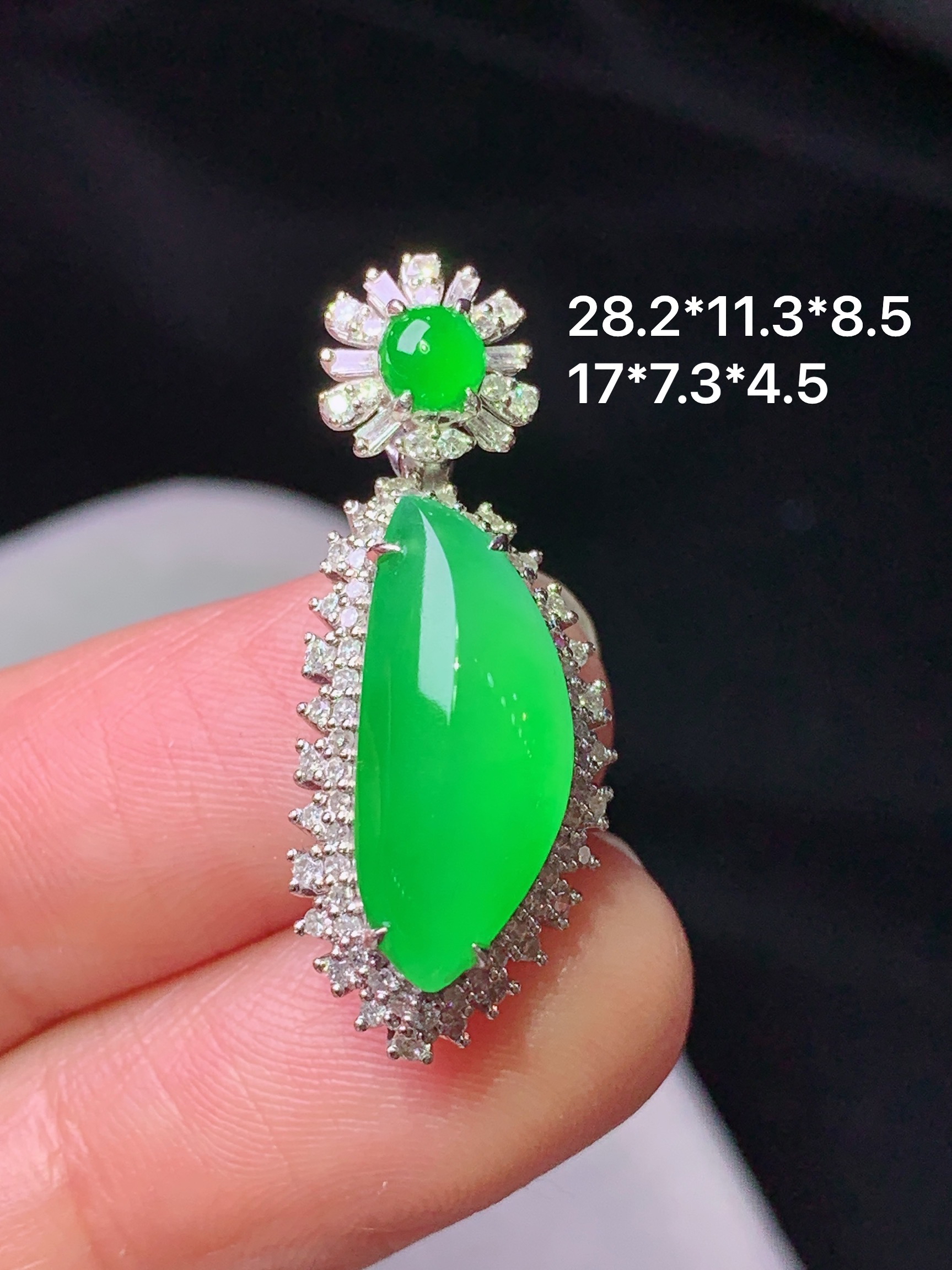 18k金钻镶嵌阳绿随形吊坠 玉质细腻 色泽艳丽清新 水润亮眼 整体尺寸28.2*11.3*8.5 e2