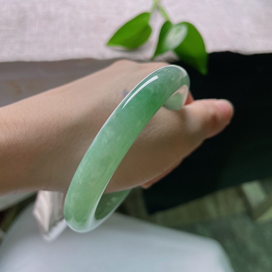 55.9/10.9，绿底圆条，晶体，清润湖绿底色澄澈，灵动飘花悠然散落，圆条浑厚饱满，上手端庄娴静韵味悠长。ss59258a