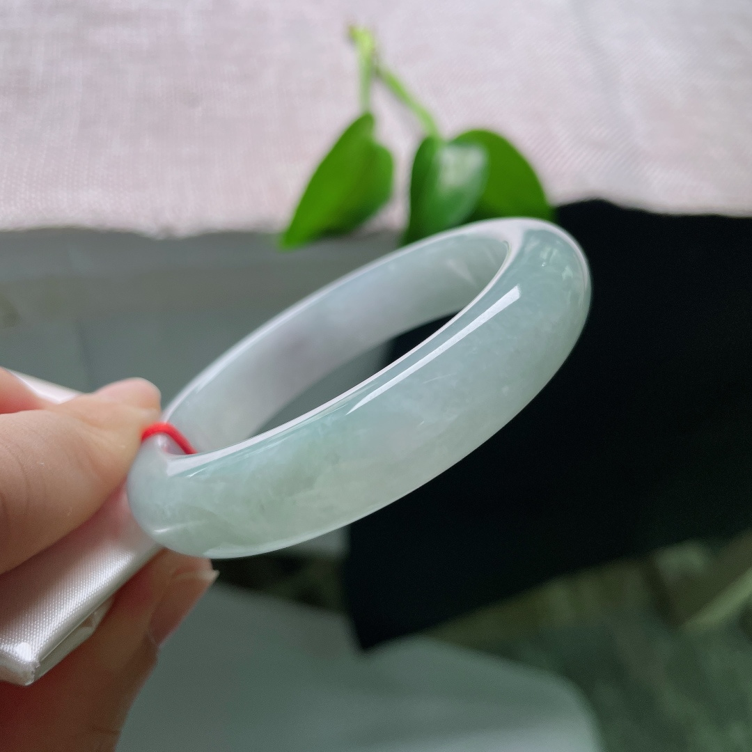 52.9/12.7/8.4，蓝底正圈，一点皮纹，温润清浅，玉质细腻柔和，平安镯素净雅致，诠释温婉恬淡的东方古典气韵。ss59468a