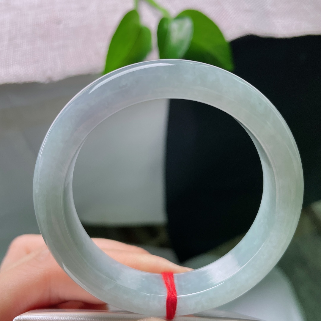 52.9/12.7/8.4，蓝底正圈，一点皮纹，温润清浅，玉质细腻柔和，平安镯素净雅致，诠释温婉恬淡的东方古典气韵。ss59468a