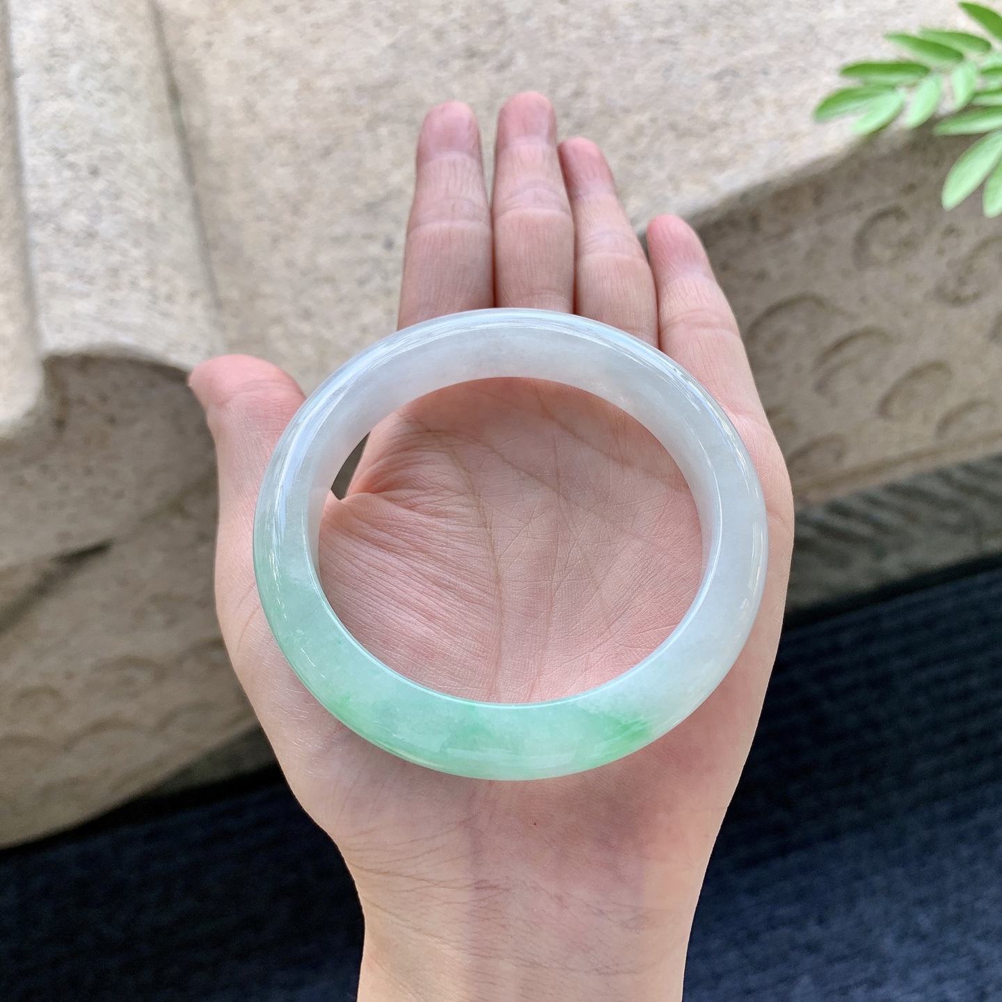正圈56 57 圈口57.8/12.1/8.7 编码GL092914 细糯飘绿，水润，种老，细腻，打灯有棉线