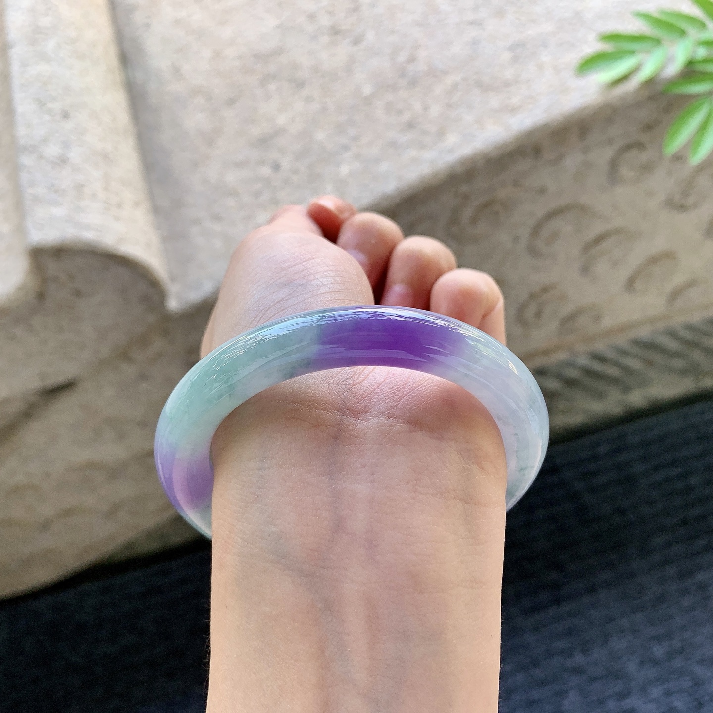 圆条53 54 圈口54.8/10/10.4 编码N2092917 冰糯春带彩，飘妖紫，水润，种老，细腻，打灯有棉线