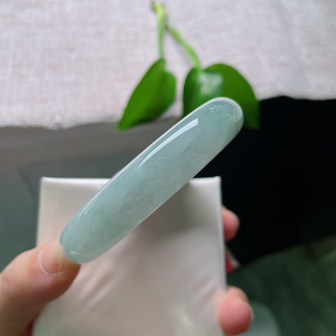 52.9/12.7/8.4，蓝底正圈，一点皮纹，温润清浅，玉质细腻柔和，平安镯素净雅致，诠释温婉恬淡的东方古典气韵。ss59468a