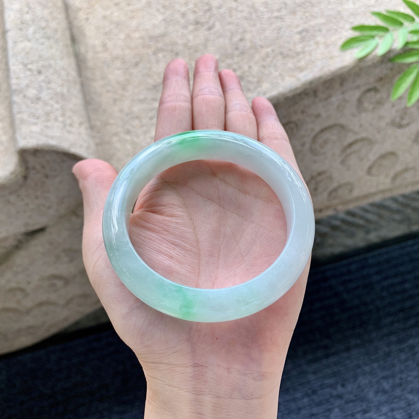 正圈57 58 圈口58.3/12.8/9 编码GL092911 细糯飘绿，水润，种老，细腻，打灯有絮线