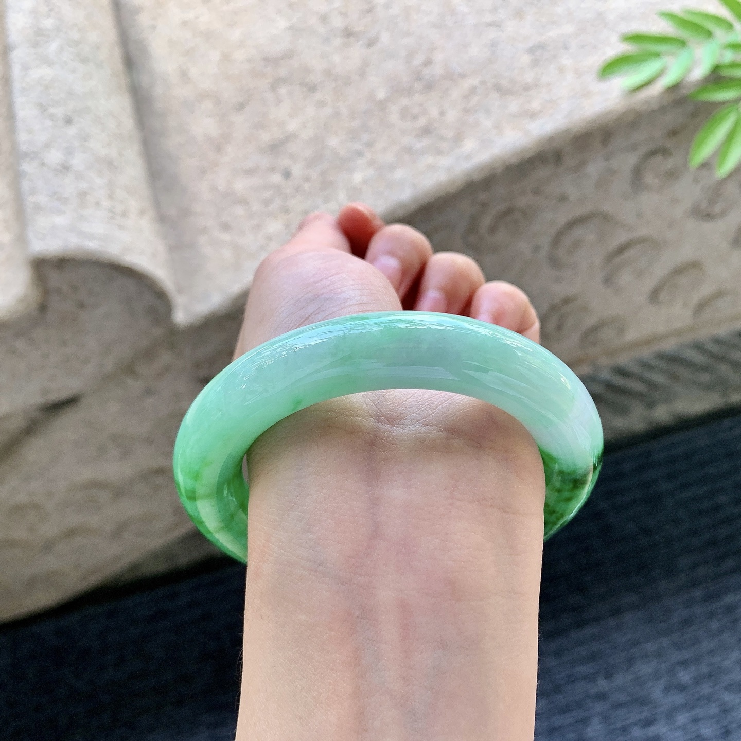圆条55 56 圈口55.9/12.5/13.2 编码A3092945 糯冰飘绿，水润，种老，细腻，有棉线