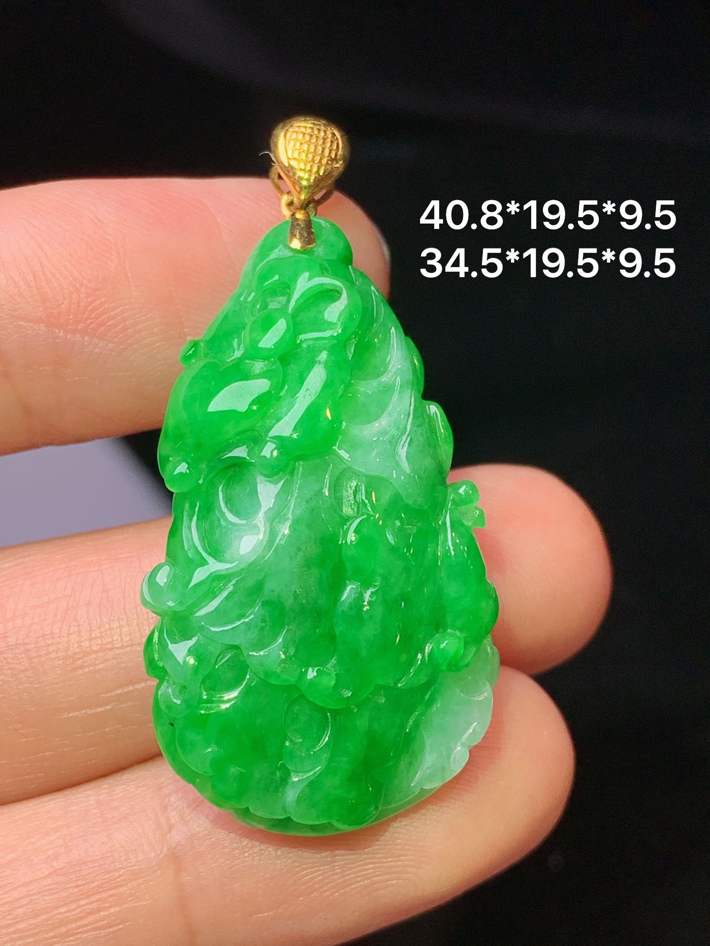 18k金镶嵌阳绿白菜吊坠 玉质细腻 色泽艳丽清新 水润亮眼 整体尺寸40.8*19.5*9.5 a5