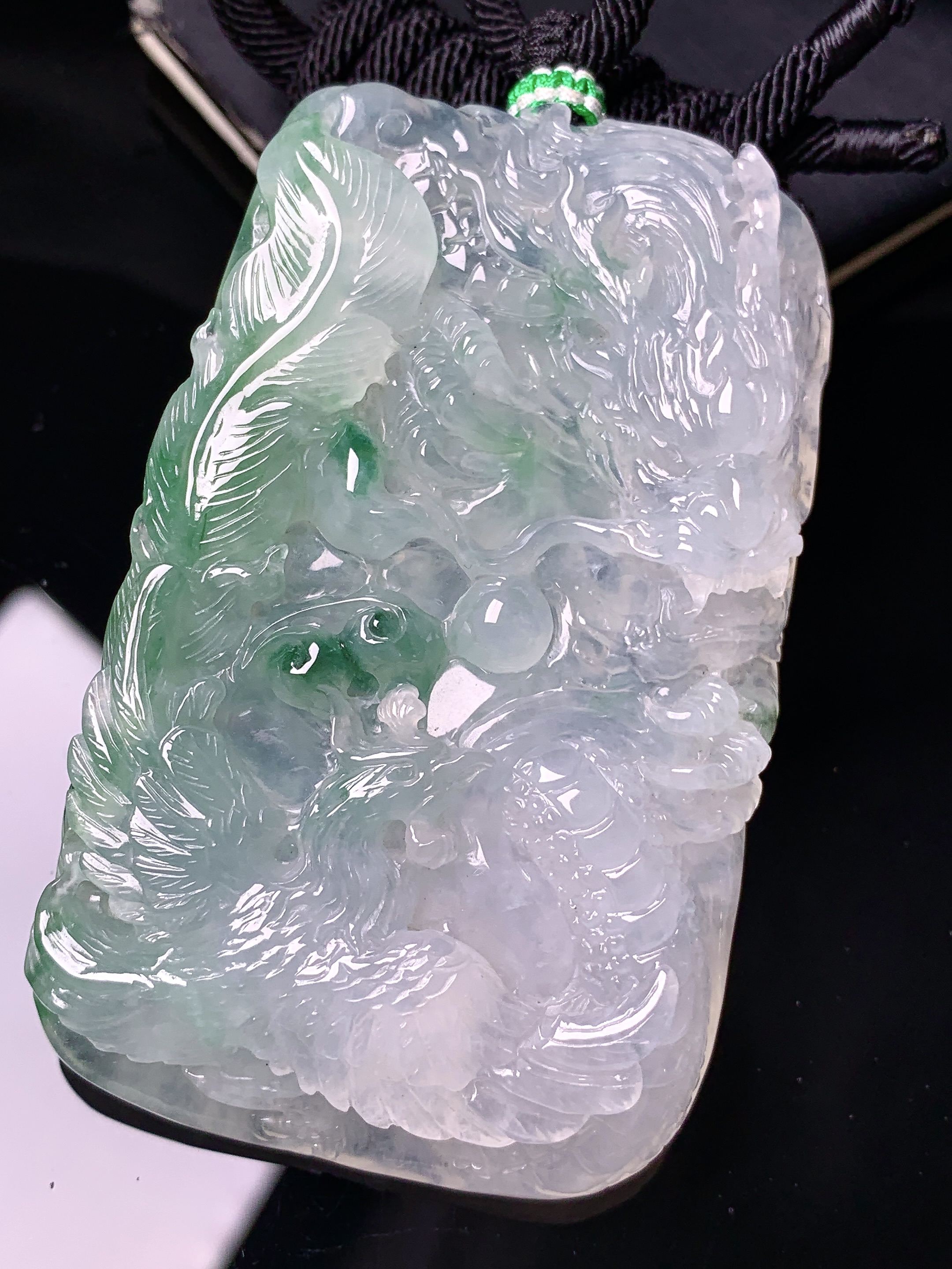 飘绿龙凤呈祥牌吊坠 玉质细腻 色泽艳丽清新 水润亮眼 整体尺寸64.5*39.5*9.2 a5