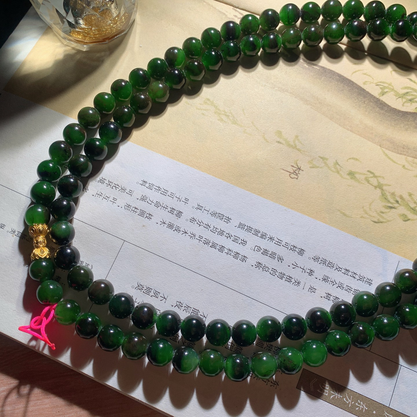 和田玉红皮料阳绿绿俄罗斯碧玉108佛珠项链 单颗尺寸8重88克 玉质细腻油润 底色纯净 脂粉好，品质好。lt260928