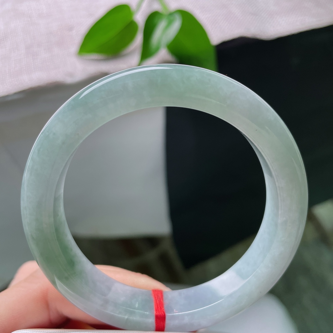 56.6/12.1/9.2，蓝底正圈，无裂，冰质清透温润，半圈浅紫半抹翠色交融，山水氛围感，书写温婉含蓄东方诗意。ss59305a