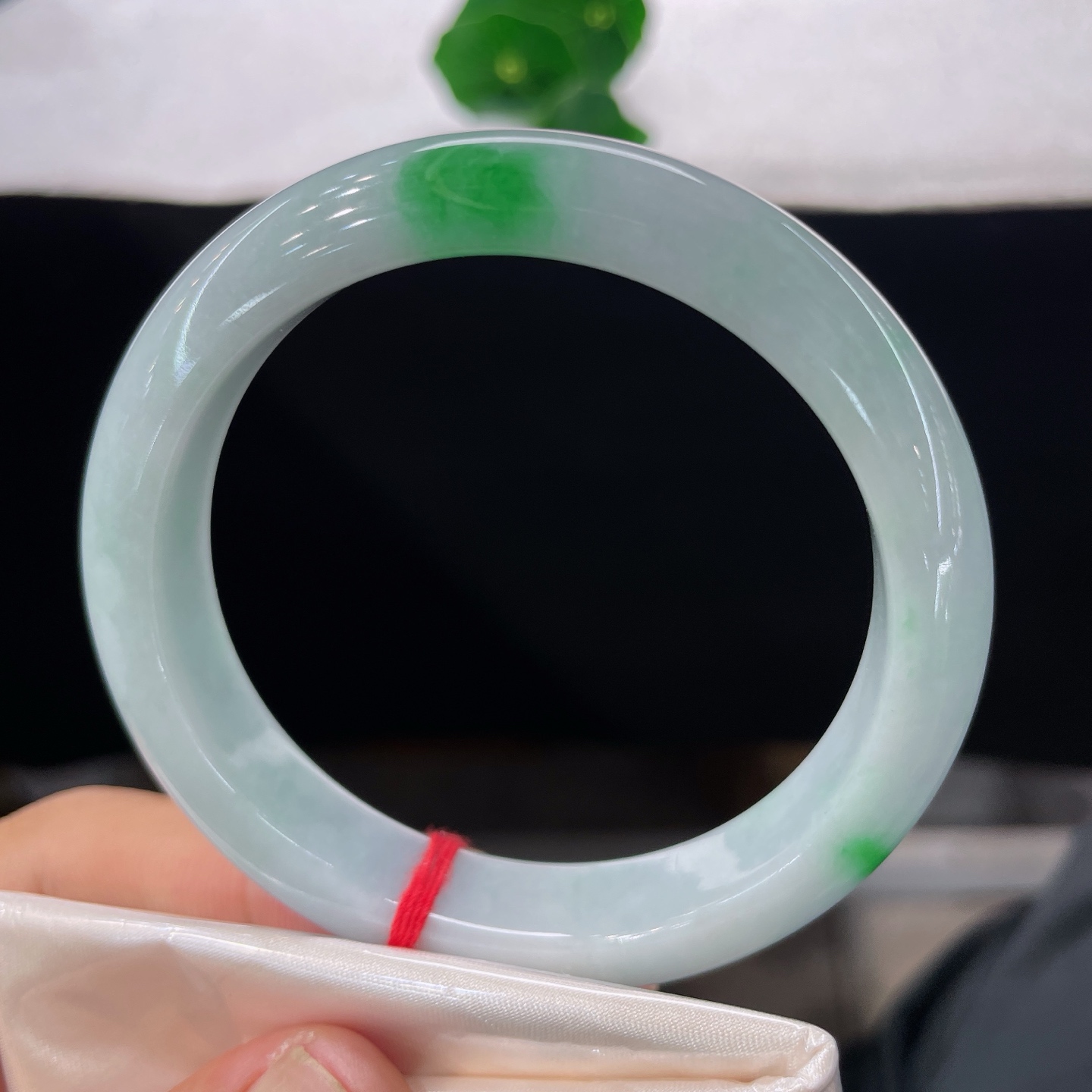 天然翡翠手镯 圈口58.8/12.8/8.5，白底青阳绿正圈，翠落玉间，静而有光，无裂