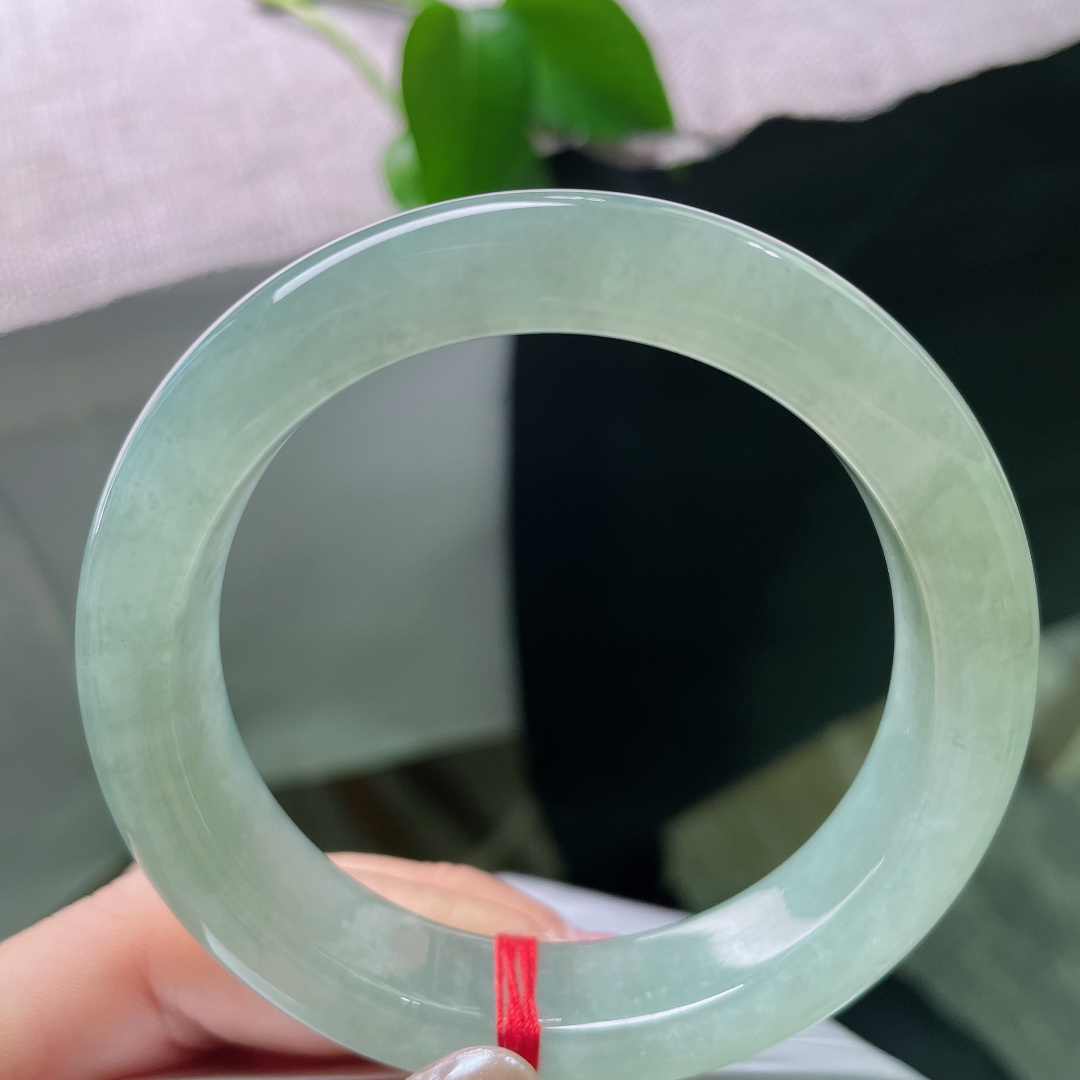 55.5/13.2/9.2，绿底正圈，一点皮纹，冰润质感，宽厚饱满，握在手中颇有分量，上手沉稳端庄，自带一份从容气度。ss58521a