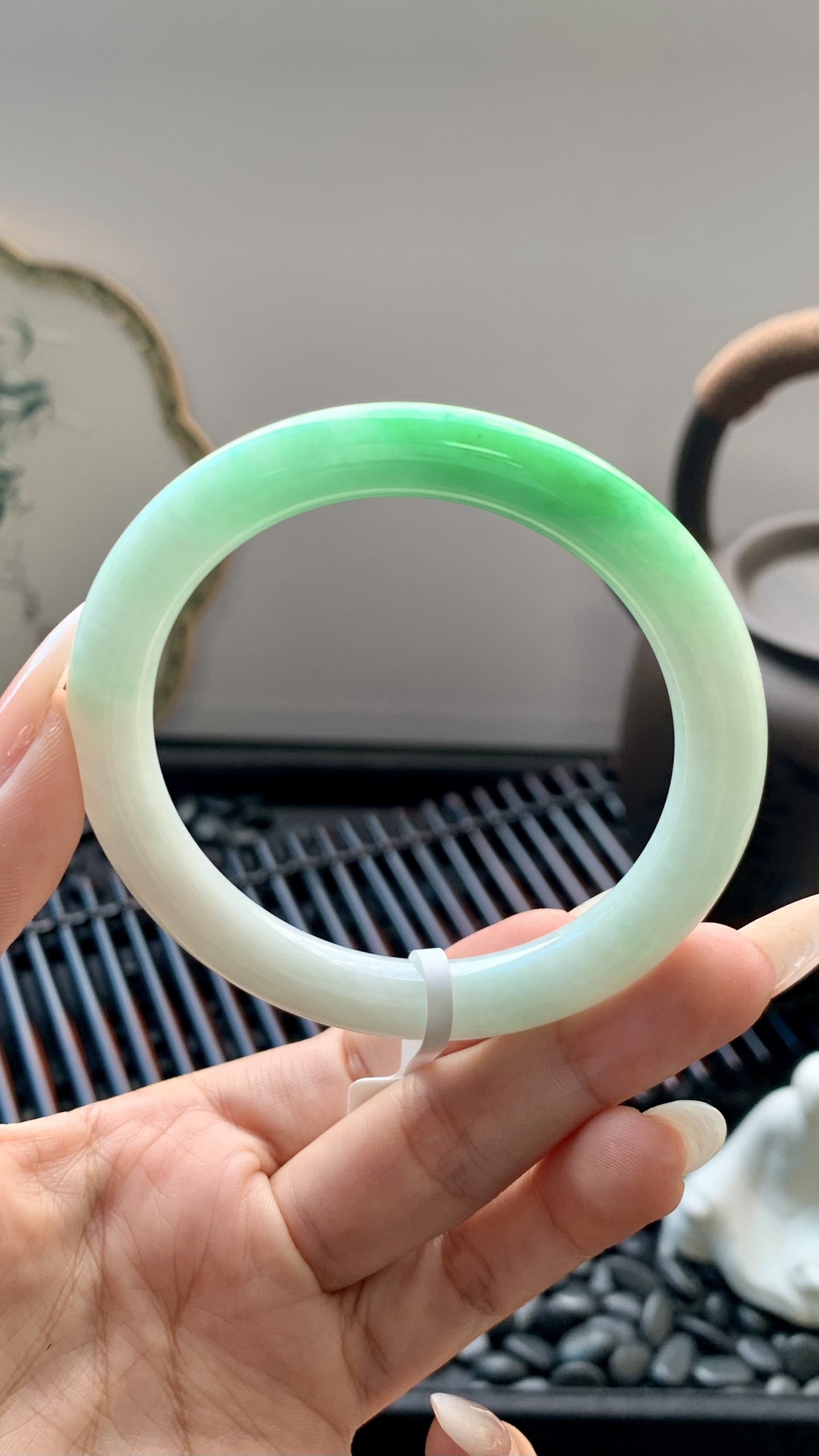 飘绿白底青美人条圆条手镯成品 B6928-3 尺寸：56-8.5-9