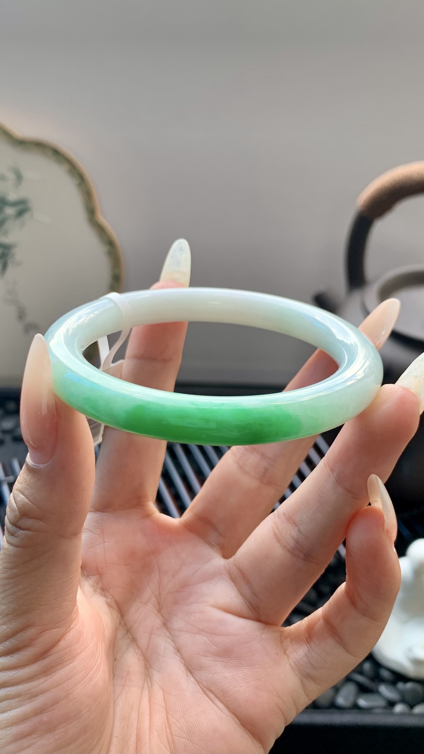飘绿白底青美人条圆条手镯成品 B6928-3 尺寸：56-8.5-9