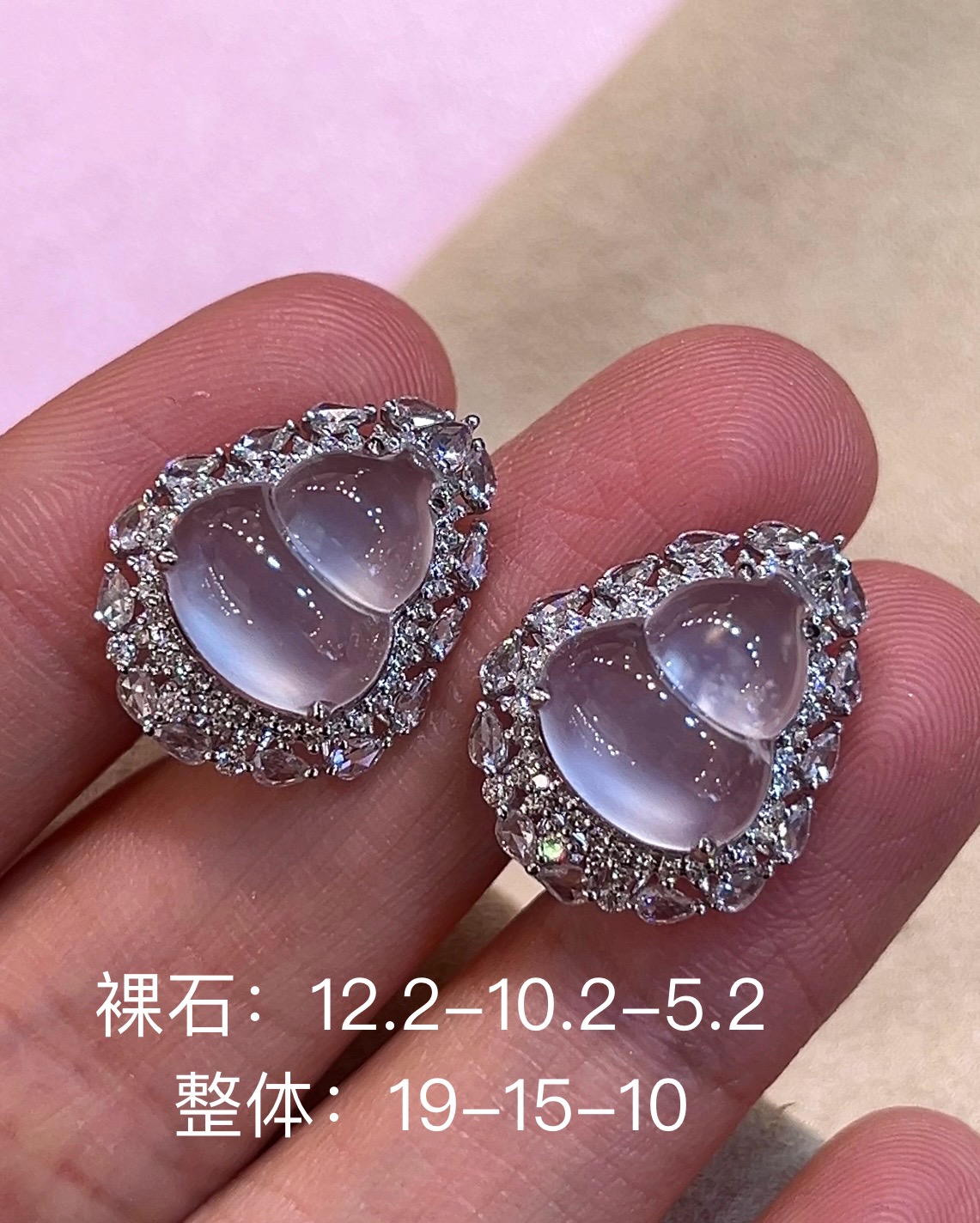 ️，玻璃翡翠葫芦耳钉 冰透透水润润，种水，胶感十足 圆润饱满，18k金镶南非钻，性比超高，12.