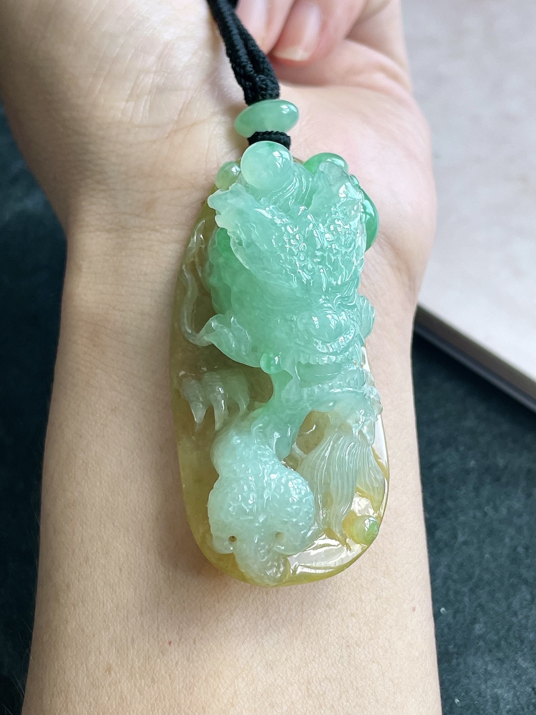 【裸石】冰黄加绿龙牌大龙牌吊坠 【说明】缅甸 无裂 性比高 超厚手把件 【尺寸】63.7-29-2