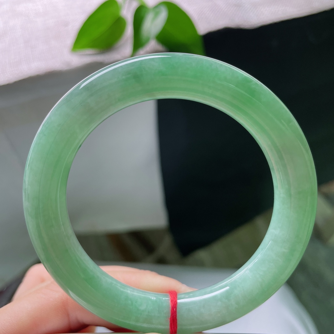 57.5/11，绿底圆条，晶体线，清润湖绿底色澄澈，灵动飘花悠然散落，圆条浑厚饱满，上手端庄娴静韵味悠长。ss59262a
