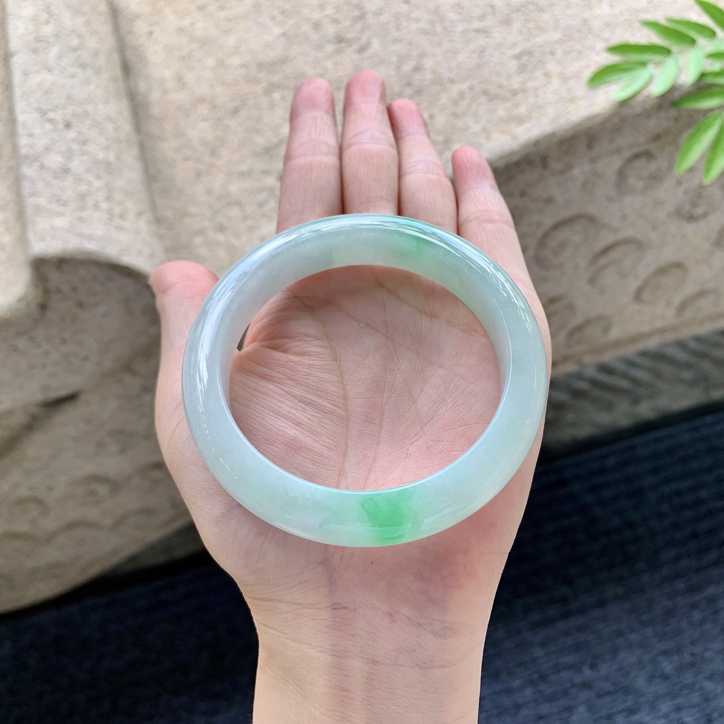 正圈57 58 圈口58.3/12.8/9 编码GL092911 细糯飘绿，水润，种老，细腻，打灯有