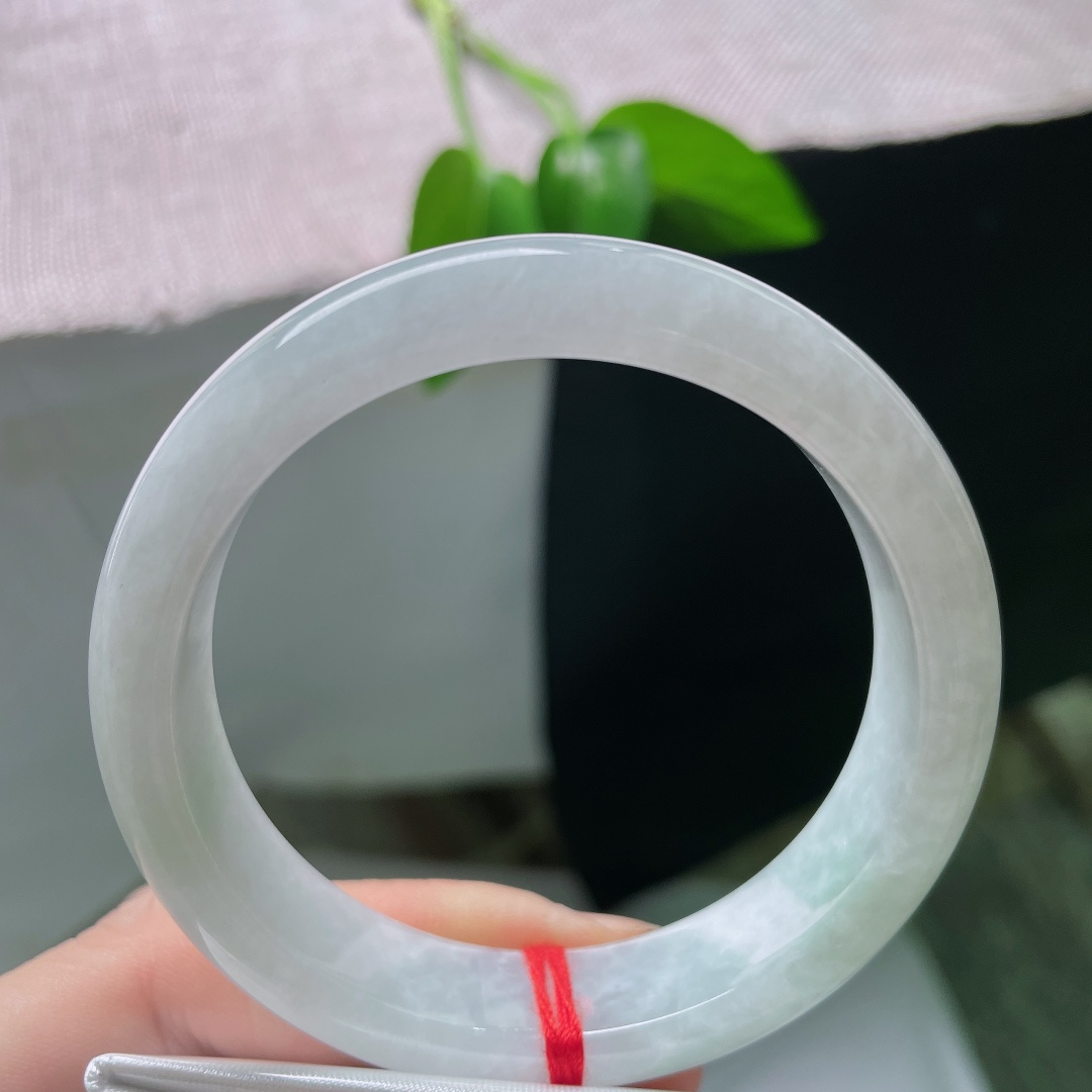 53.9/12.8/7.6，蓝底正圈，一点皮纹，冰润晴底澄澈清和，玉质细腻通透，平安镯温润素雅，演绎温婉恬静东方雅致韵味。ss59593a